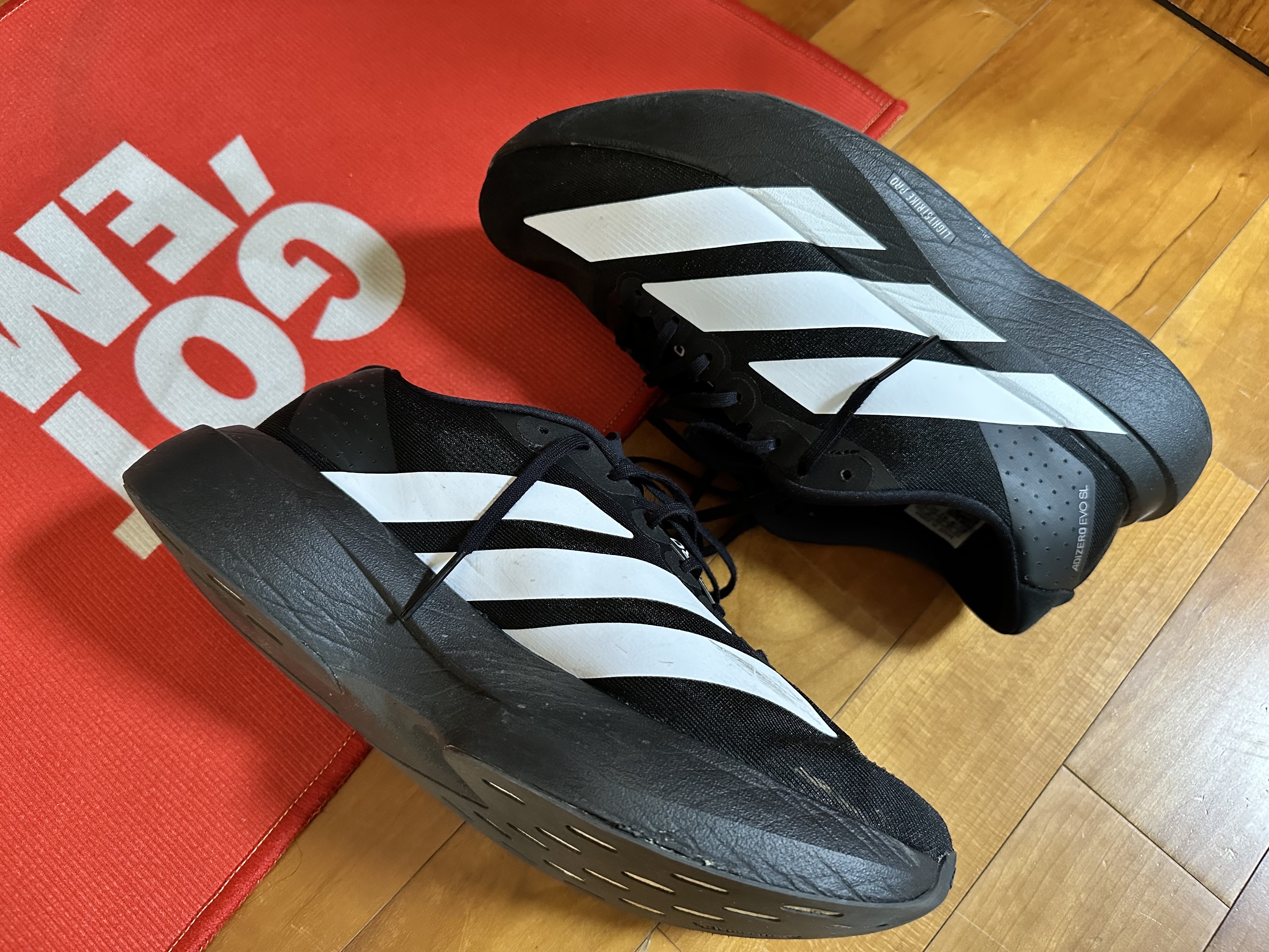 Adidas Adizero EVO SL Core Black Cloud White 착용 스타일