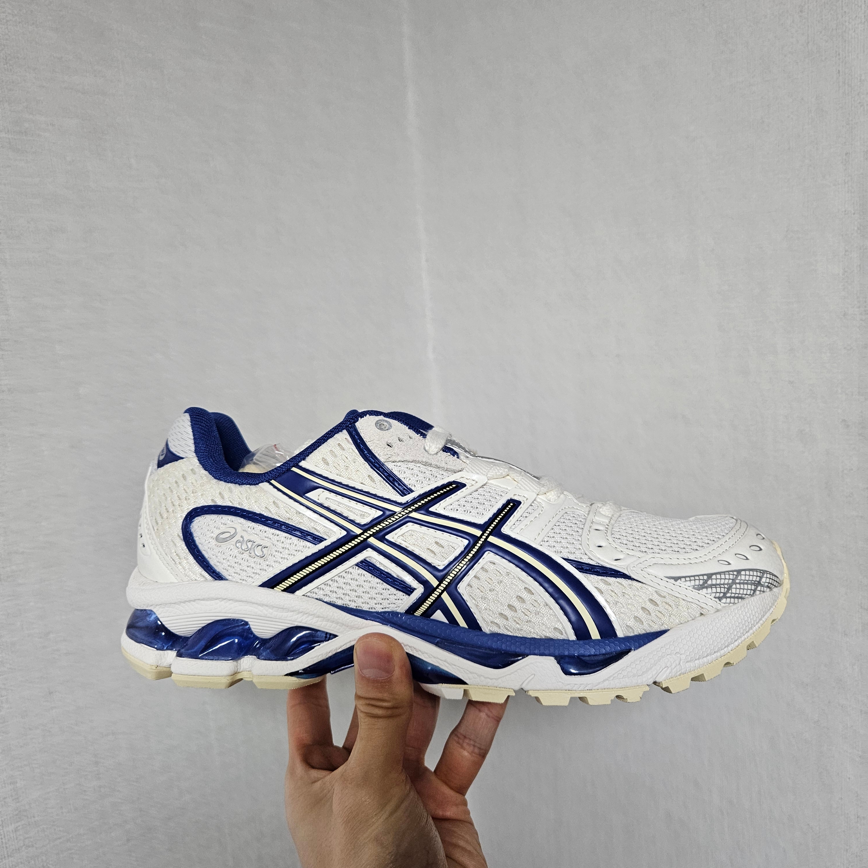 Asics x END. Gel-Nimbus 10.1 Snow White Sodalite Blue 착용 스타일 - 1