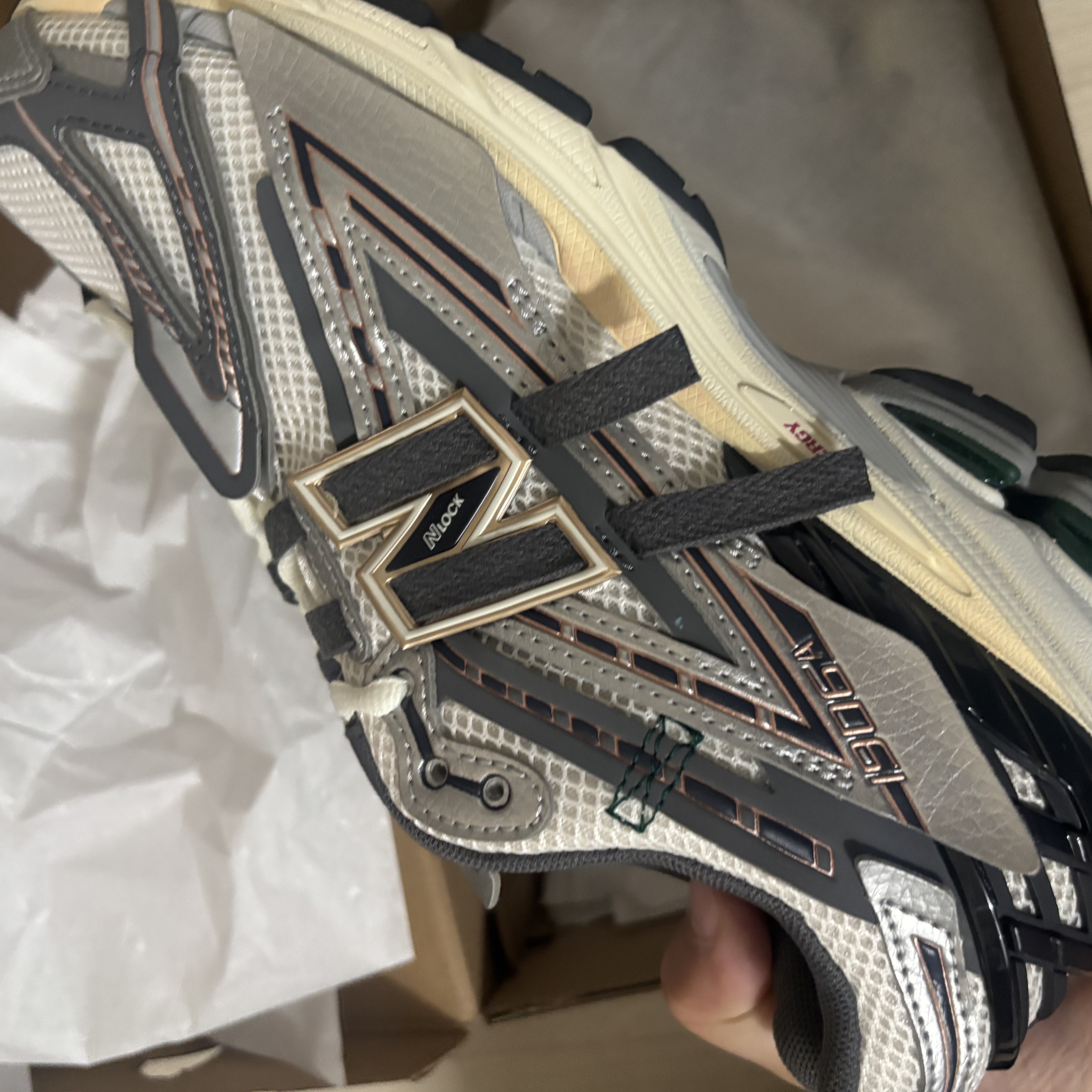 New Balance 1906A Silver Metallic Castlerock 착용 스타일 - 1