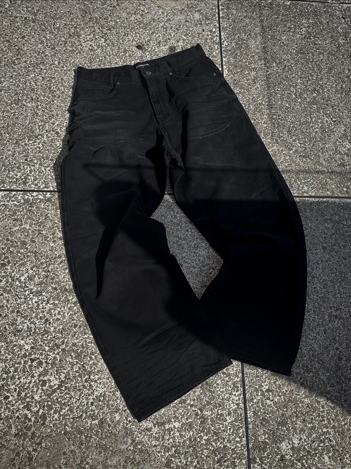 AX CONNECTION Raised Surface Washed Wide Denim Pants 착용 스타일 - 2