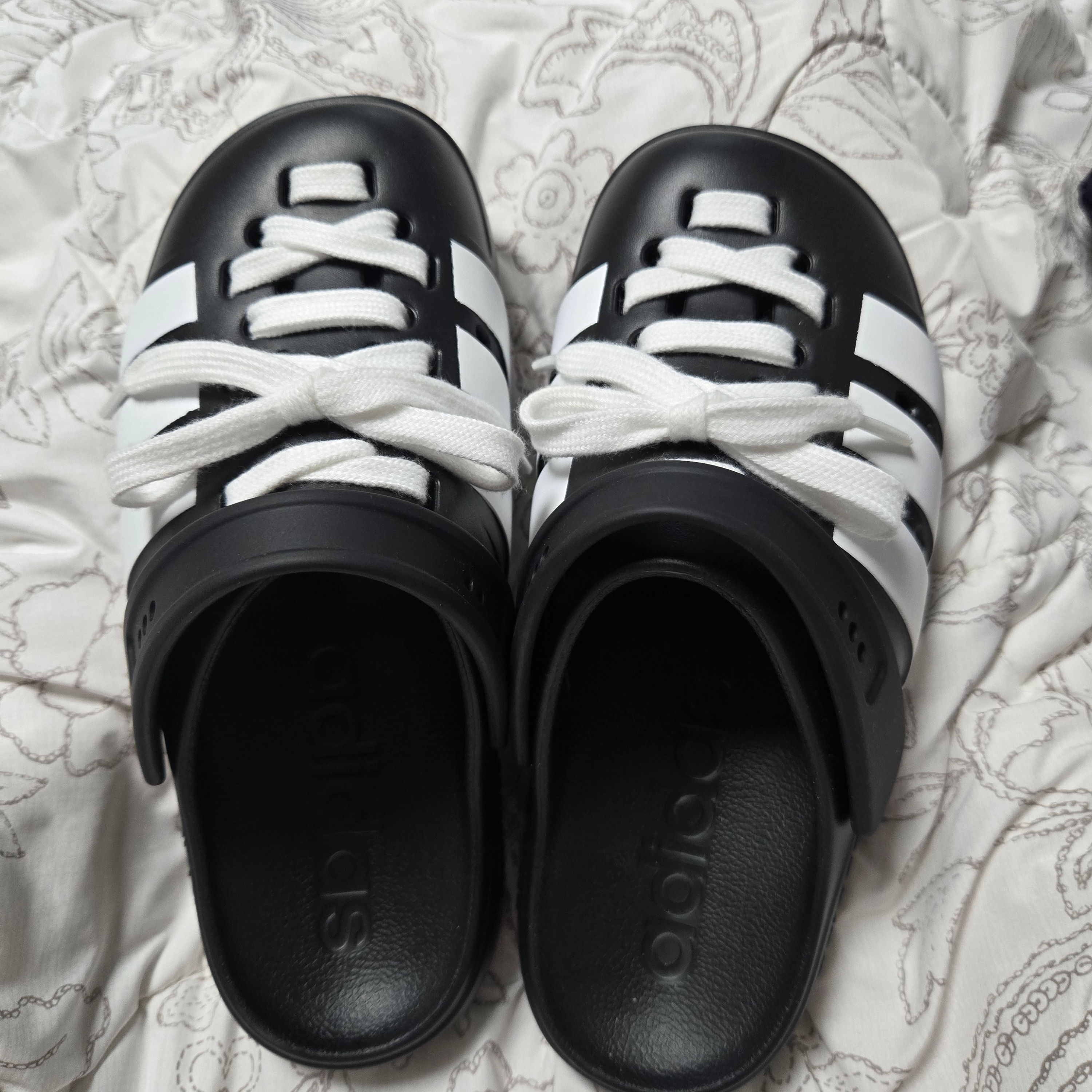 Adidas Adilette Clog 2.0 Core Black Cloude White 착용 스타일 - 2