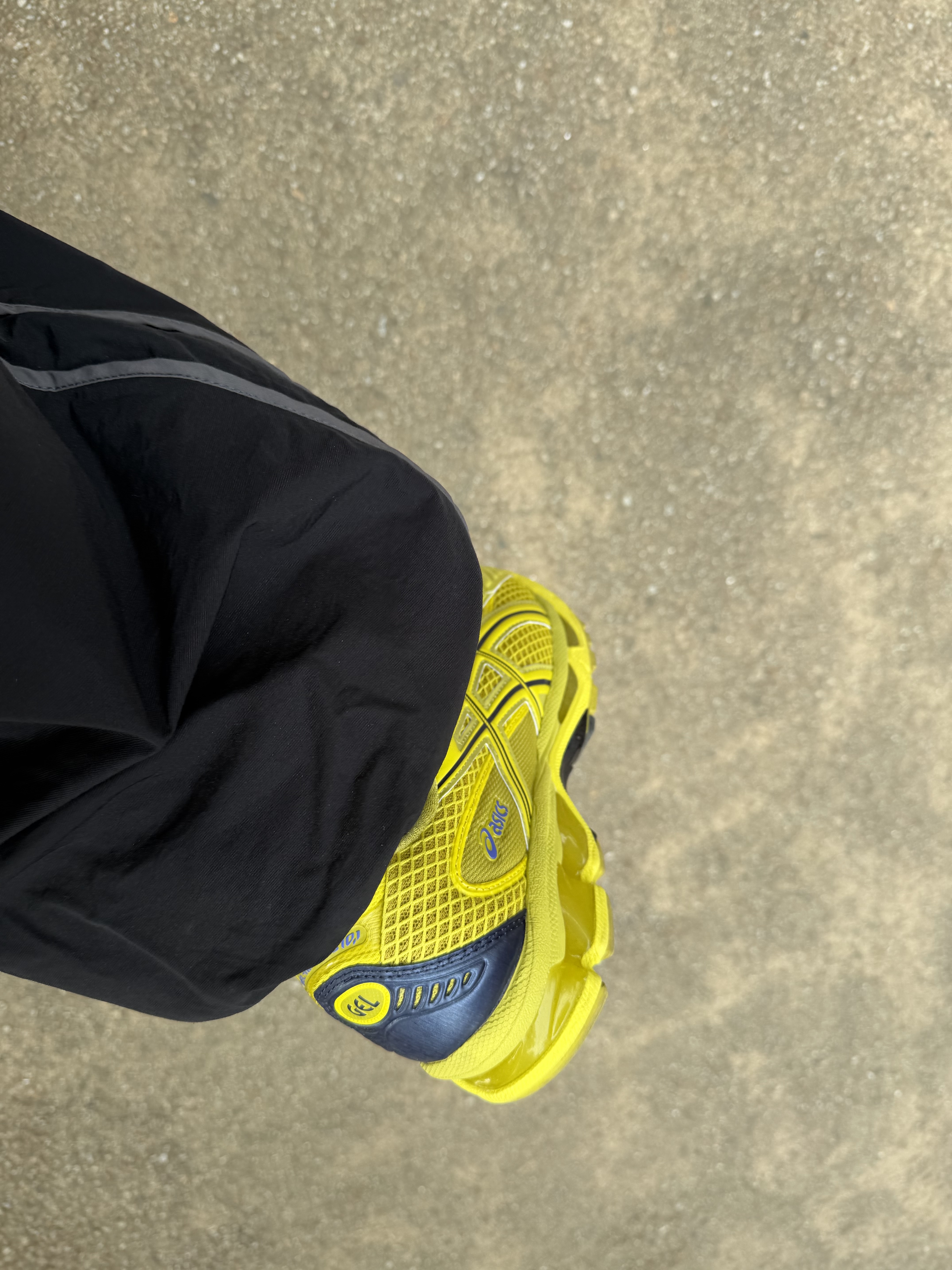 Asics Gel-Nimbus 10.1 Kelp Lemon Spark, Stussy O.E. Badge Keychain 착용 스타일 - 4