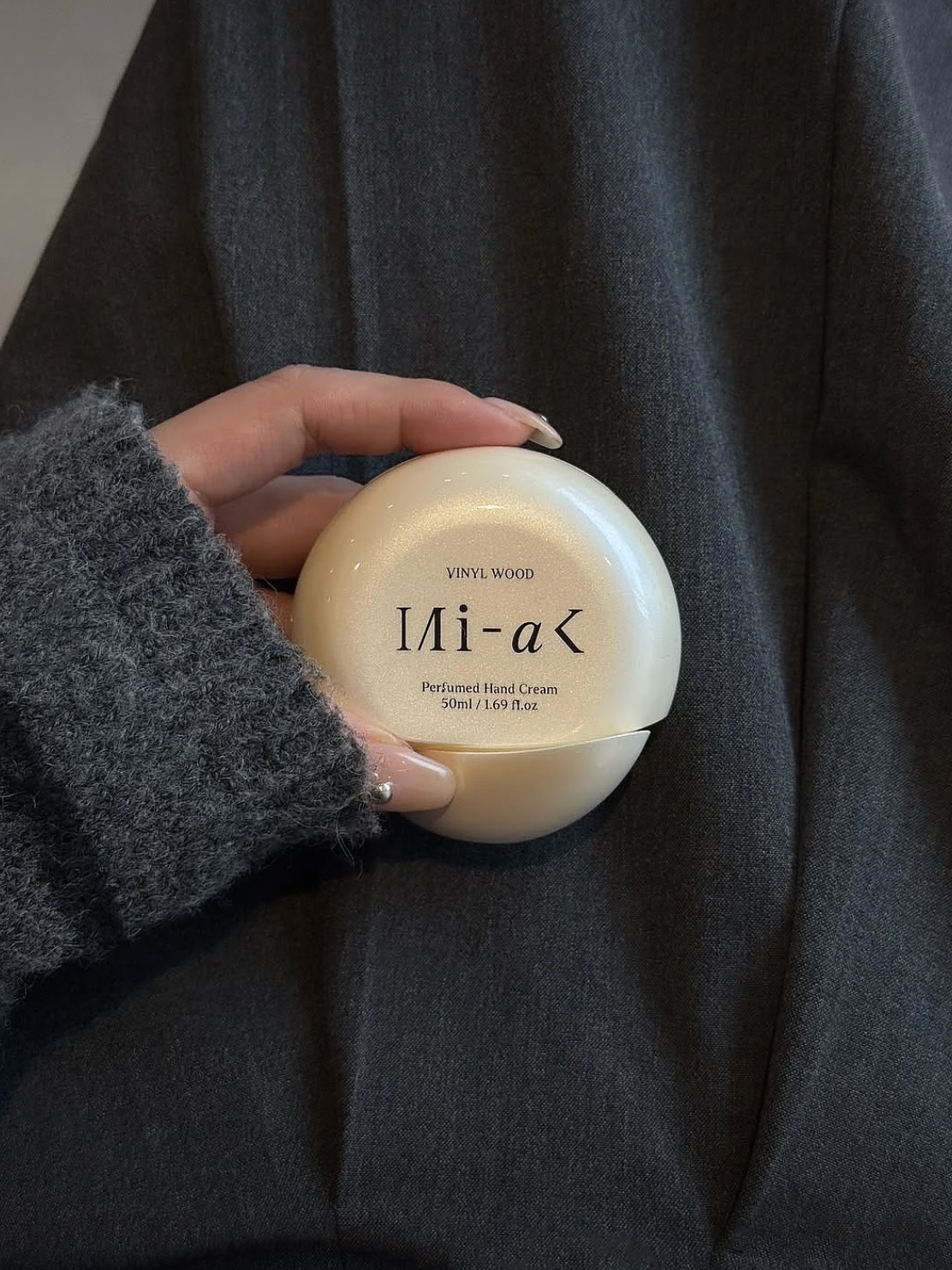 MIHAK VINYL WOOD Perfumed Hand Cream 50ml, MIHAK VINYL WOOD Perfume Stick 3.6g 착용 스타일 - 1