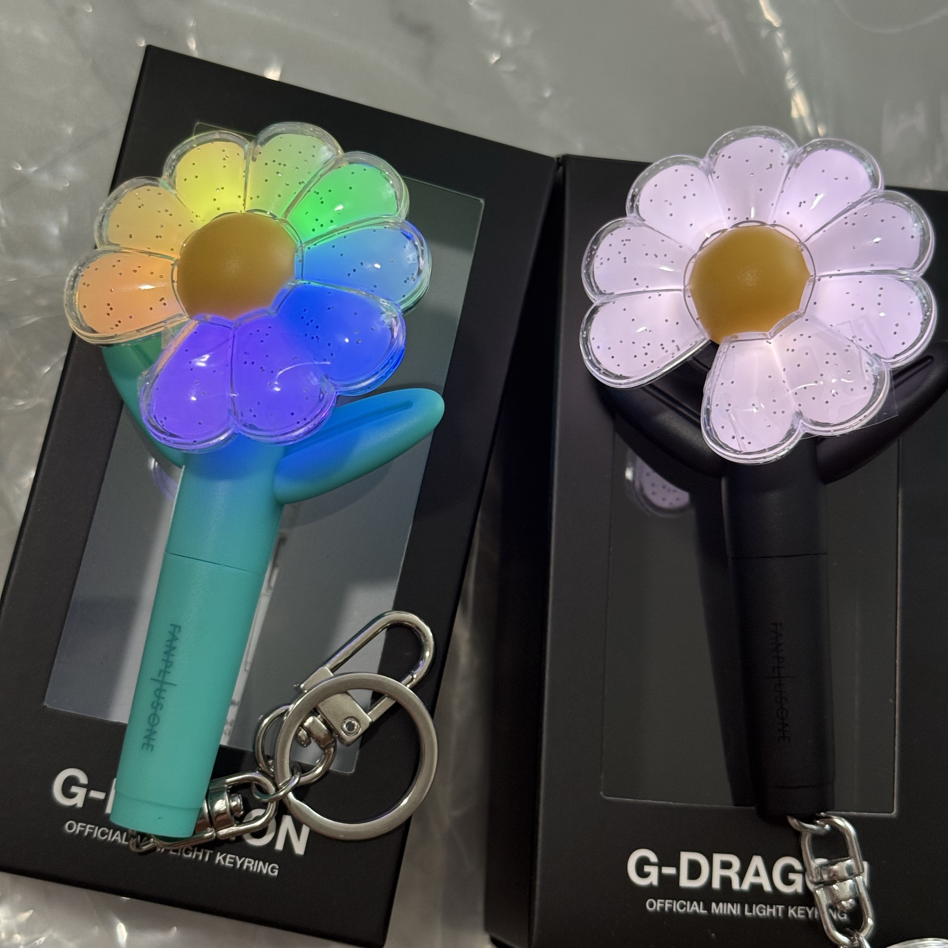 G-DRAGON Ubermensch Official Mini Light Keyring Mint, G-DRAGON Ubermensch Official Mini Light Keyring 착용 스타일 - 1