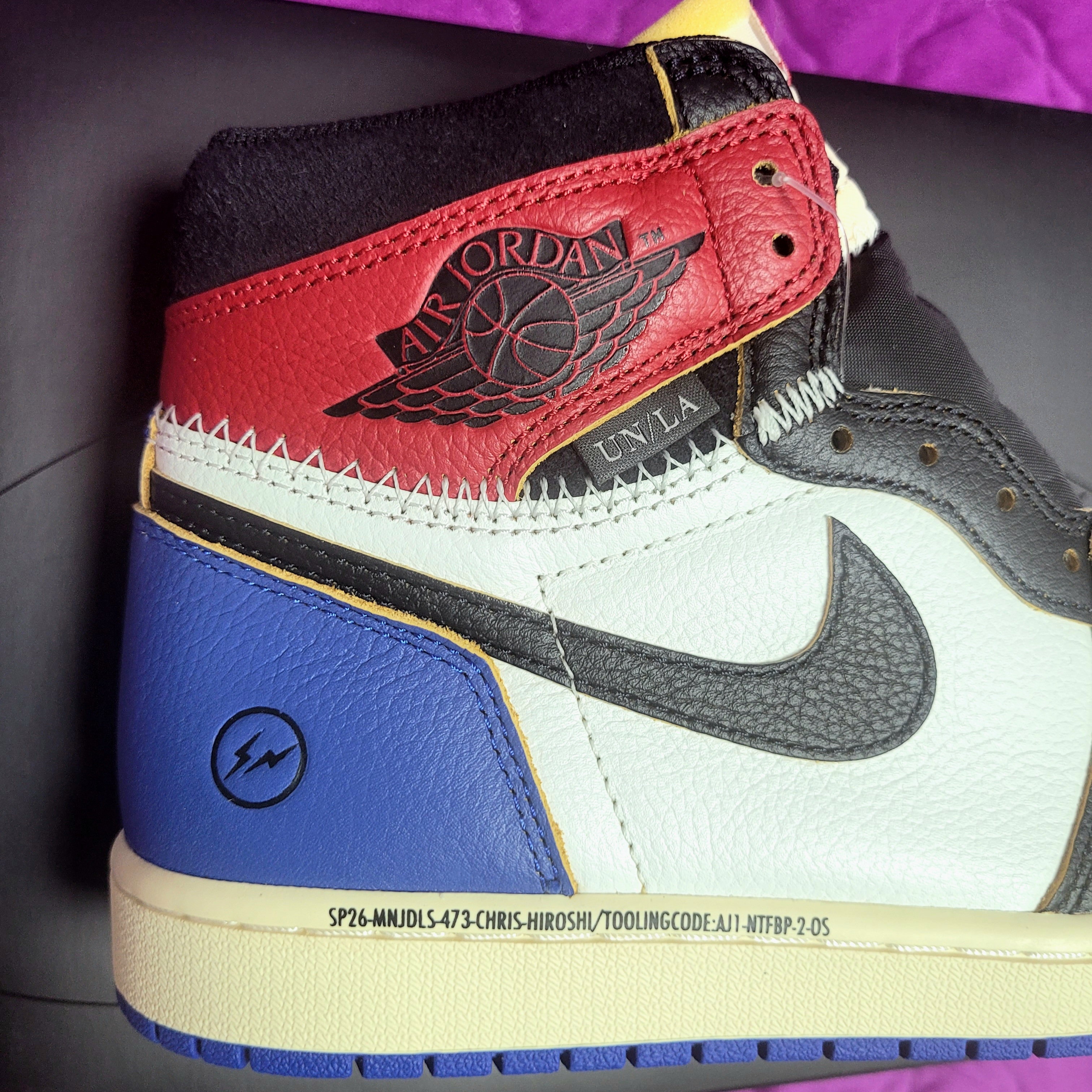 Jordan 1 x Fragment x Union LA Black and Varsity Red 착용 스타일 - 1