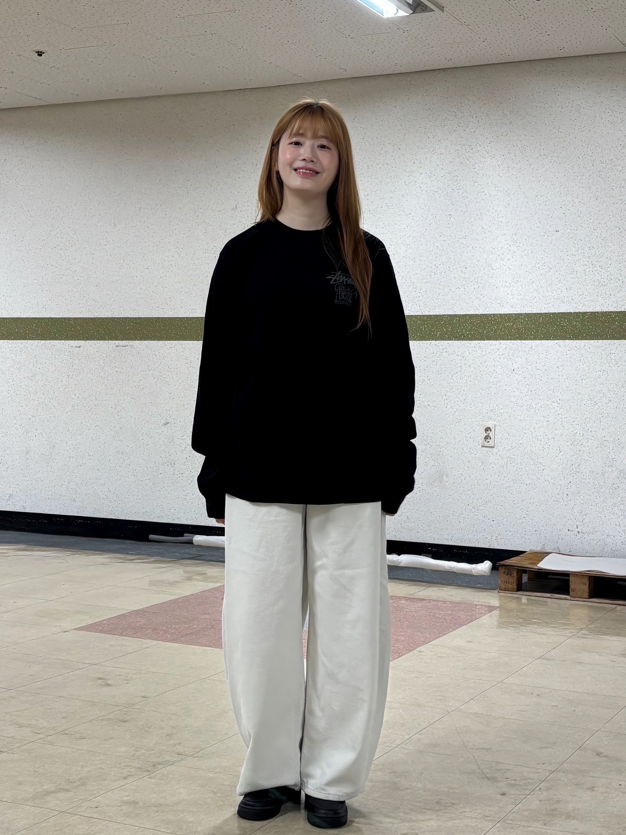 Stussy Classic Gear Pigment Dyed LS T-Shirt Black, (W) Nike Air Force 1 '07 Low Triple Black 착용 스타일 - 5