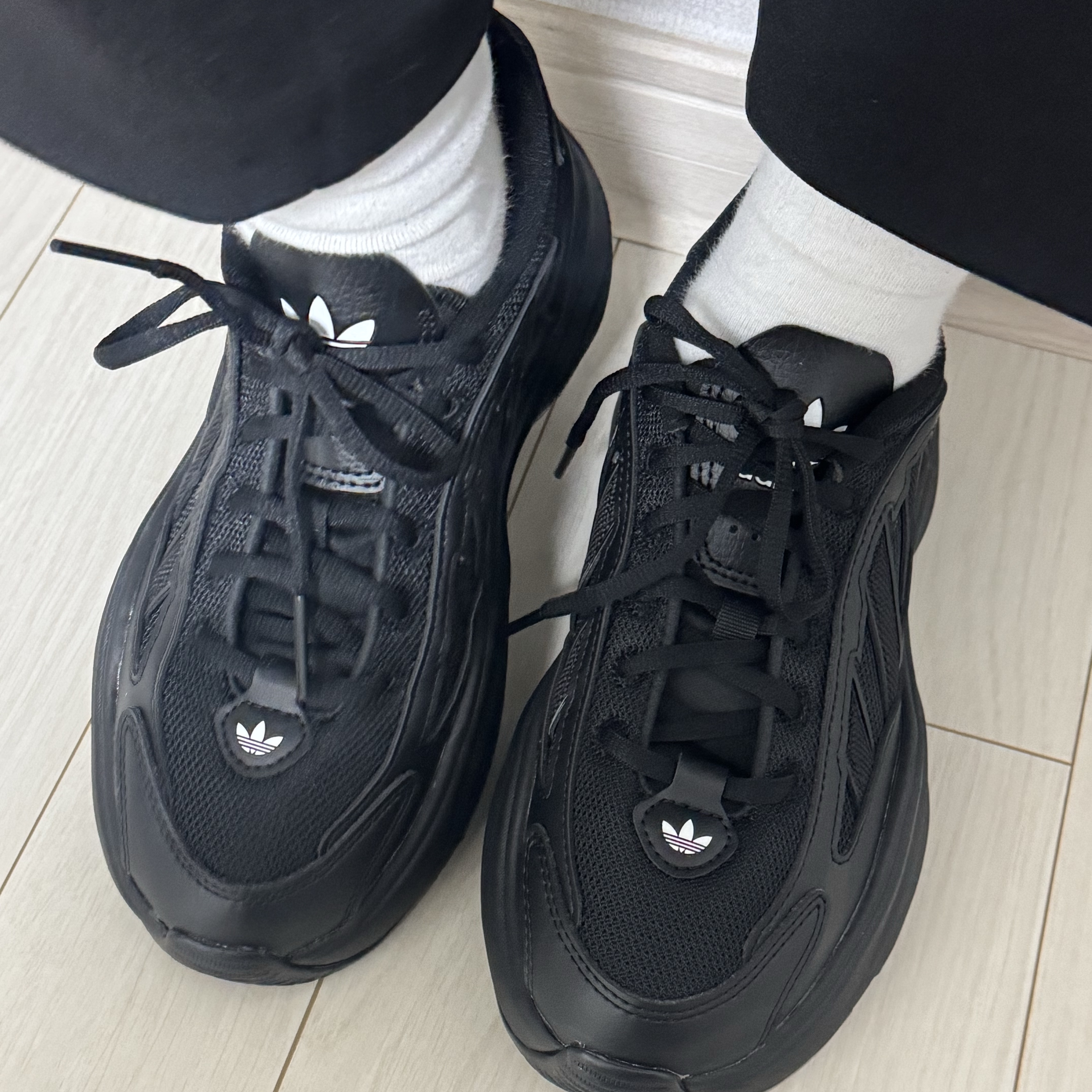 (W) Adidas Ozgaia Core Black 착용 스타일 - 1