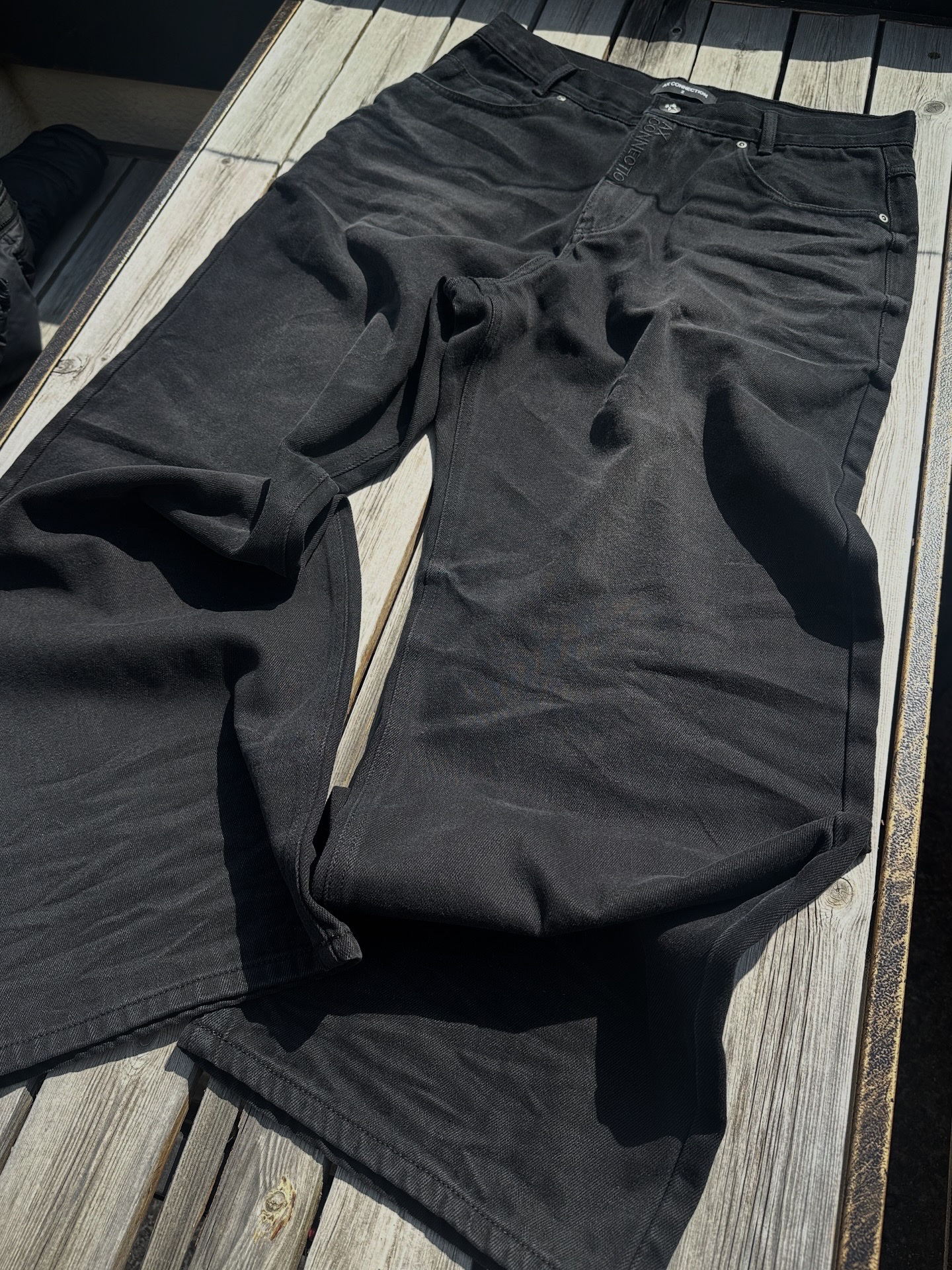 AX CONNECTION Raised Surface Washed Wide Denim Pants 착용 스타일 - 1