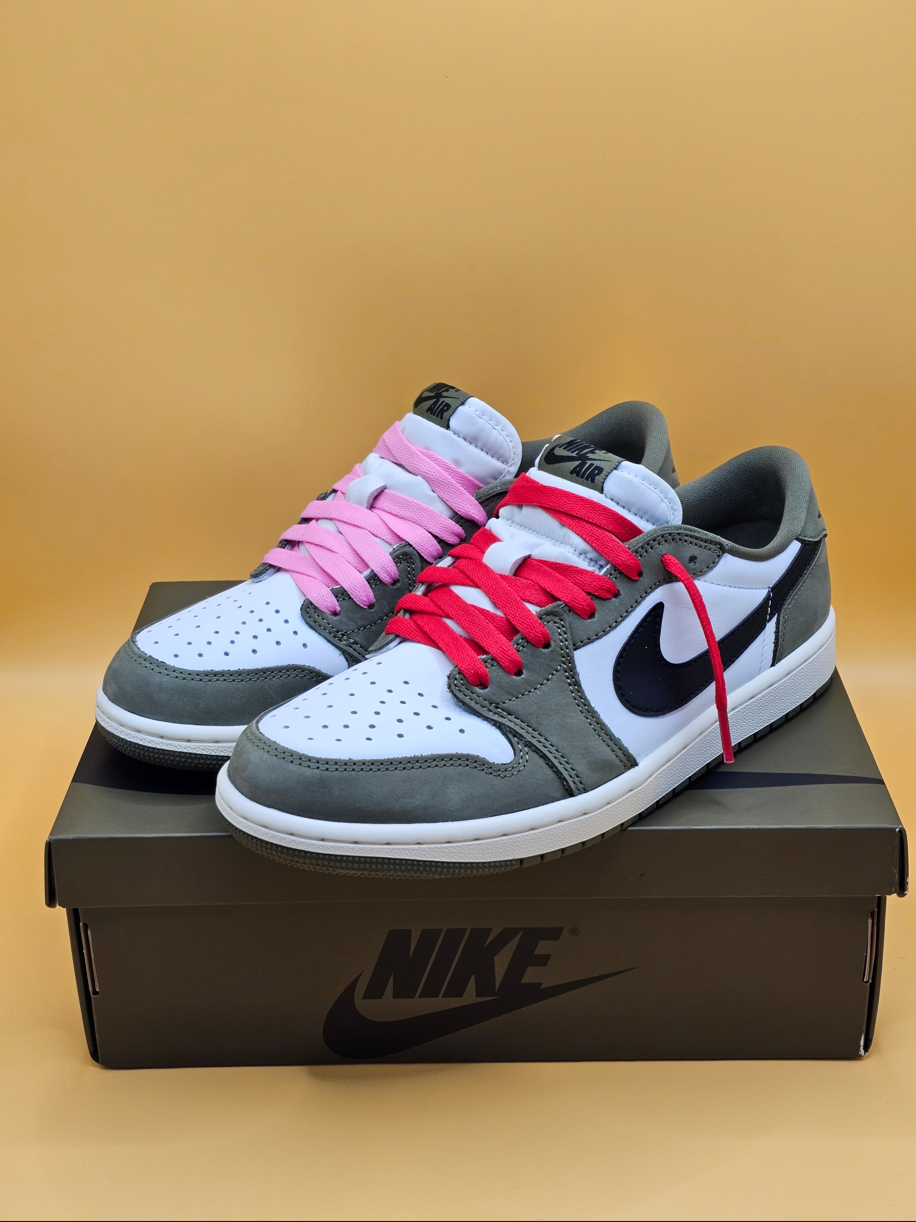 Jordan 1 Retro Low OG Medium Olive and Summit White 착용 스타일