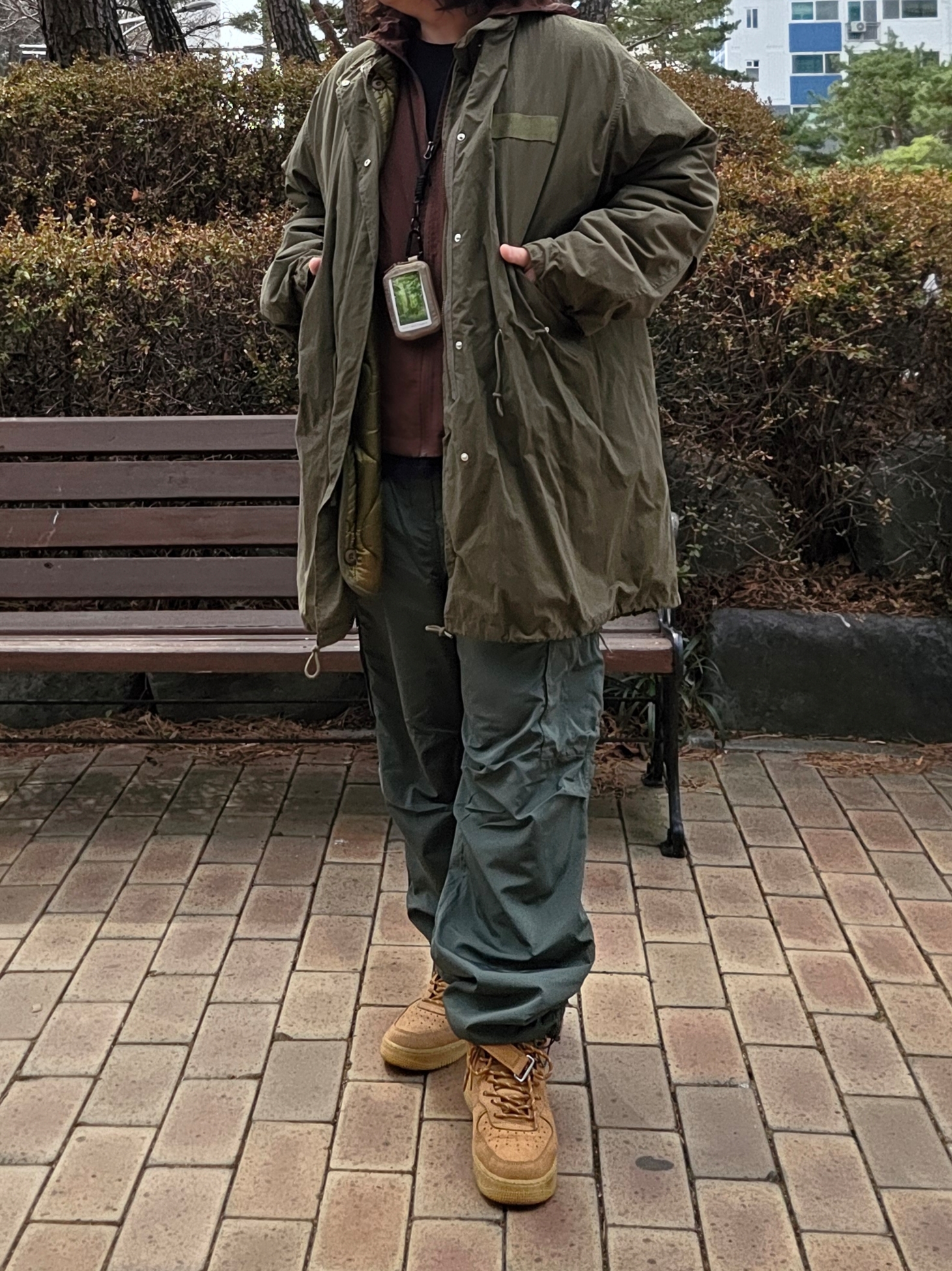 Essentials x New Era Retro Crown Strapback Brown, Human Made Military Card Case Beige 착용 스타일 - 2