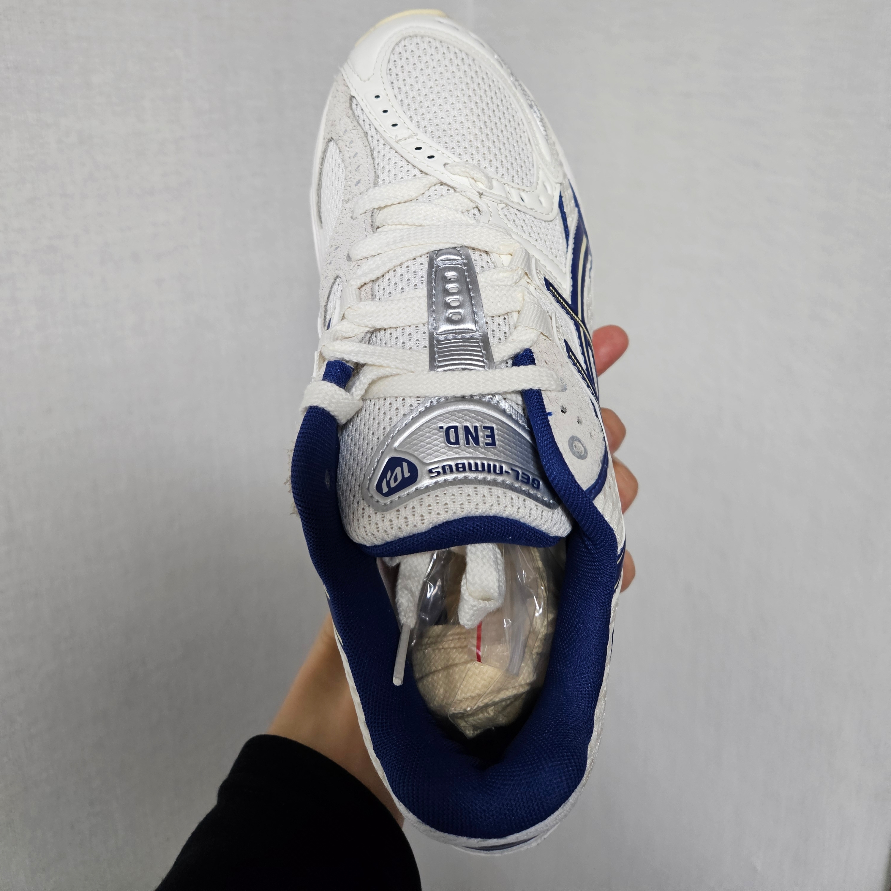 Asics x END. Gel-Nimbus 10.1 Snow White Sodalite Blue 착용 스타일 - 4