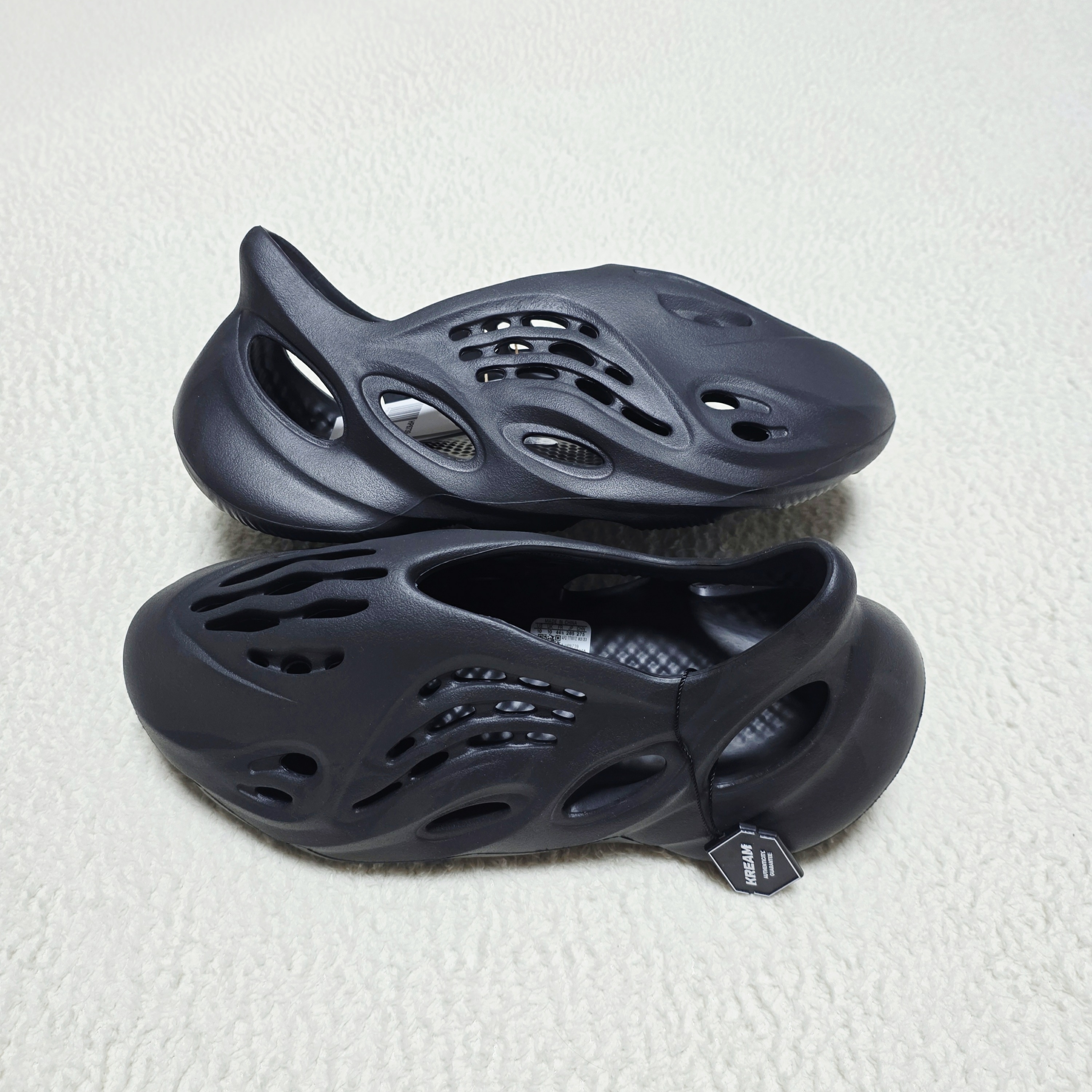 Adidas Yeezy Foam RNNR Onyx 착용 스타일 - 1