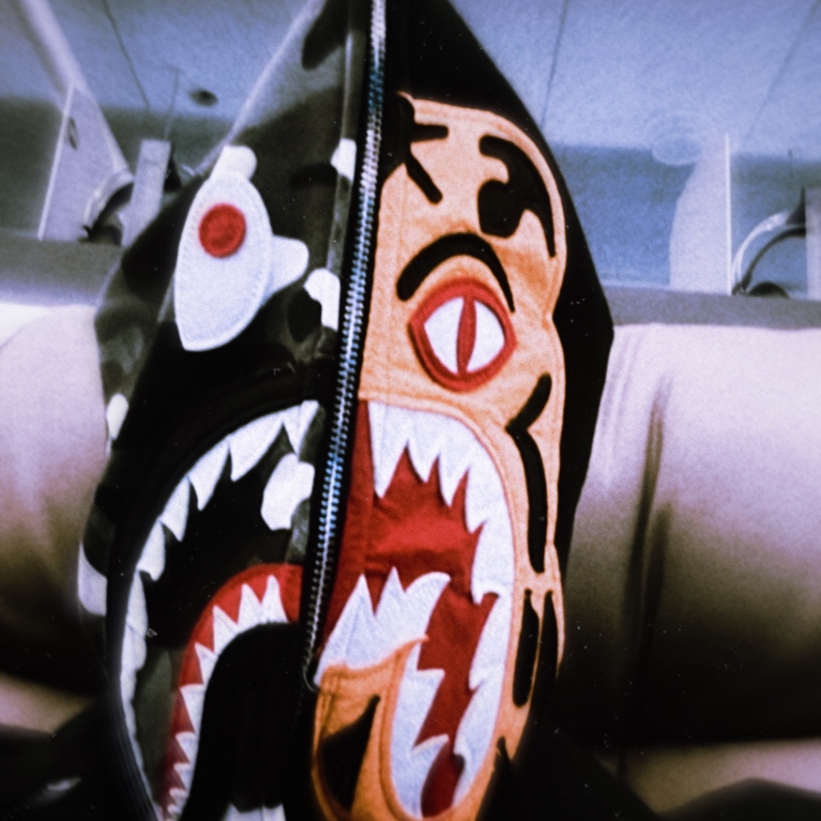 BAPE City Camo Tiger Shark Full Zip Hoodie Black 착용 스타일 - 1