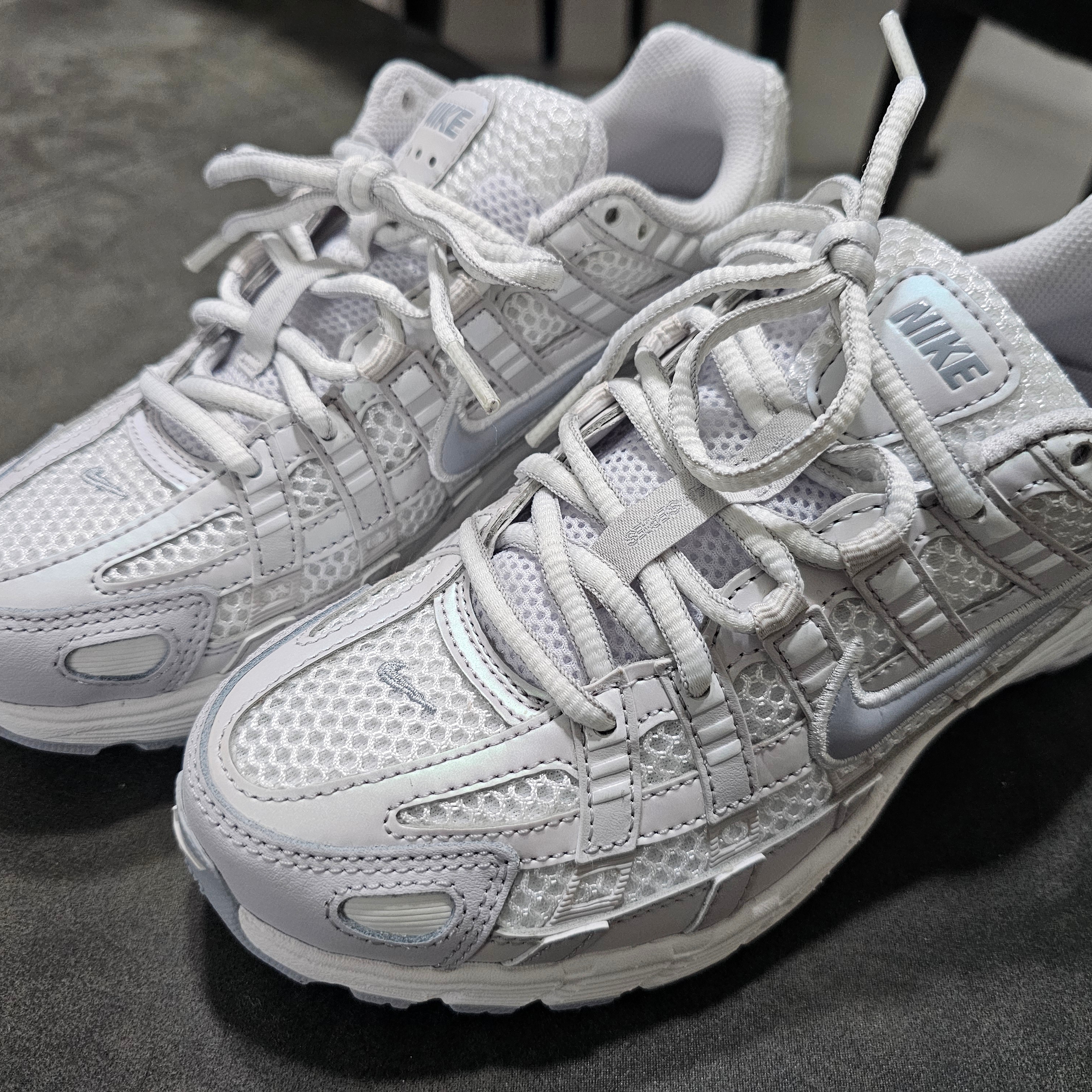 (W) Nike P-6000 SE Summit White Vast Grey 착용 스타일 - 1