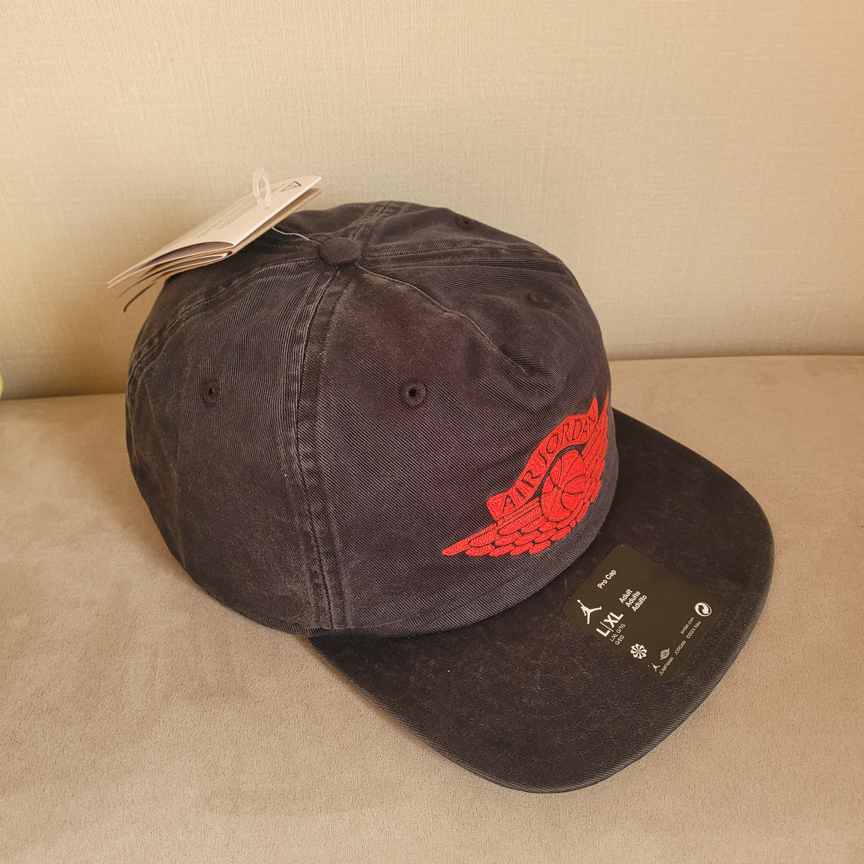 Jordan Pro Rare Air Unstructured Hat Black Chile Red 착용 스타일 - 2