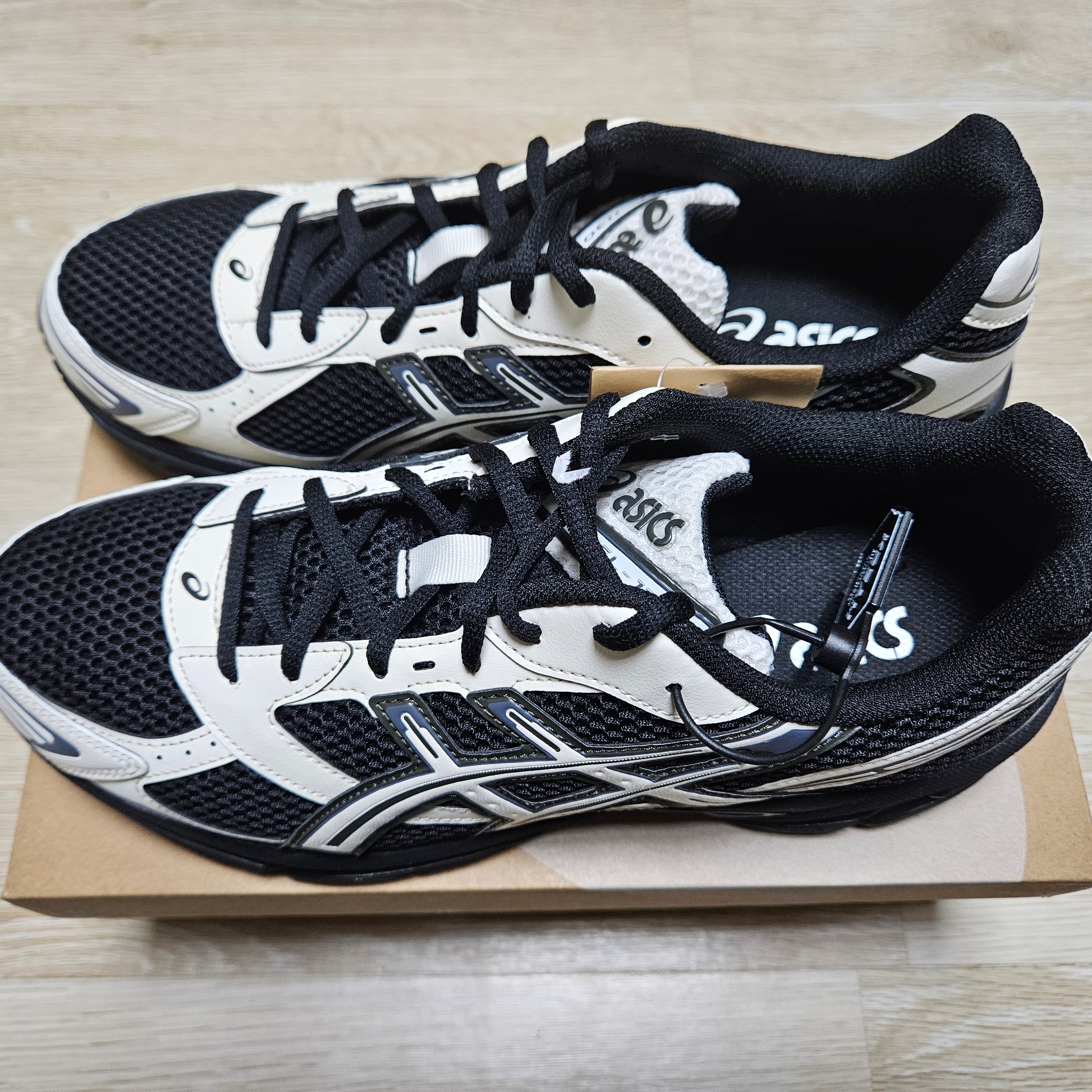 Asics Gel-1130 Black Cream 착용 스타일 - 2