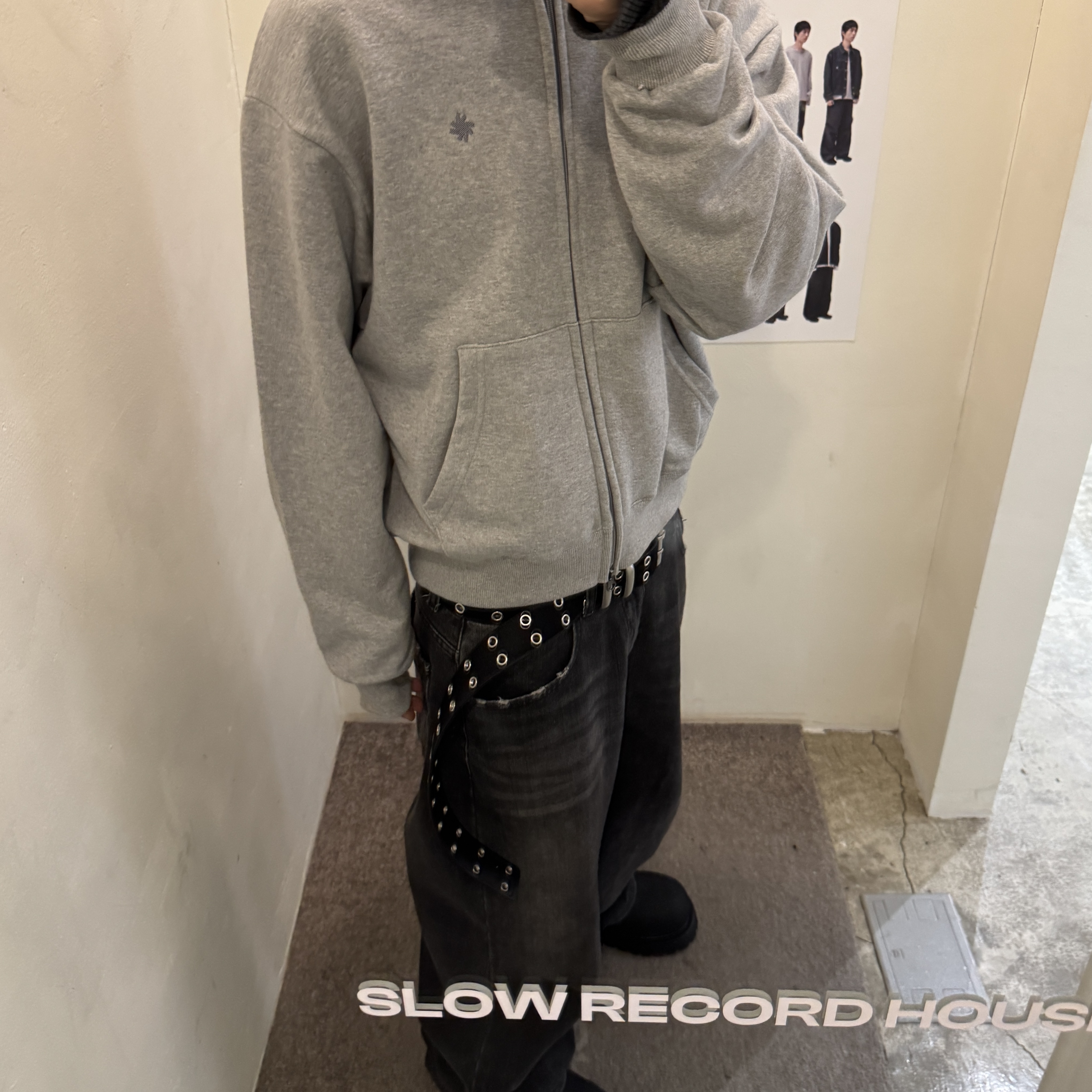 SLOW RECORD HOUSE Crop Hood Zip-Up Grey, SLOW RECORD HOUSE Washed Wide Denim Pants Black 착용 스타일 - 3