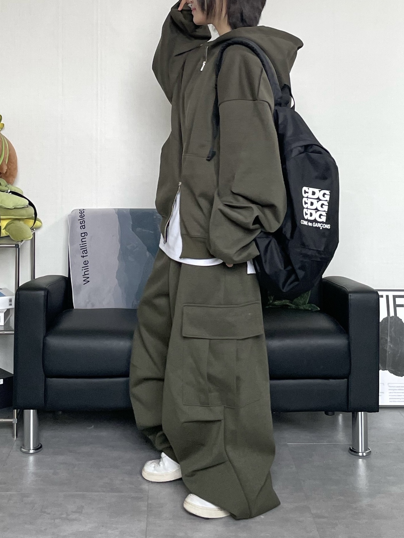 CDG Backpack Black, Our Legacy Ladon Leather Keychain Black 착용 스타일 - 2
