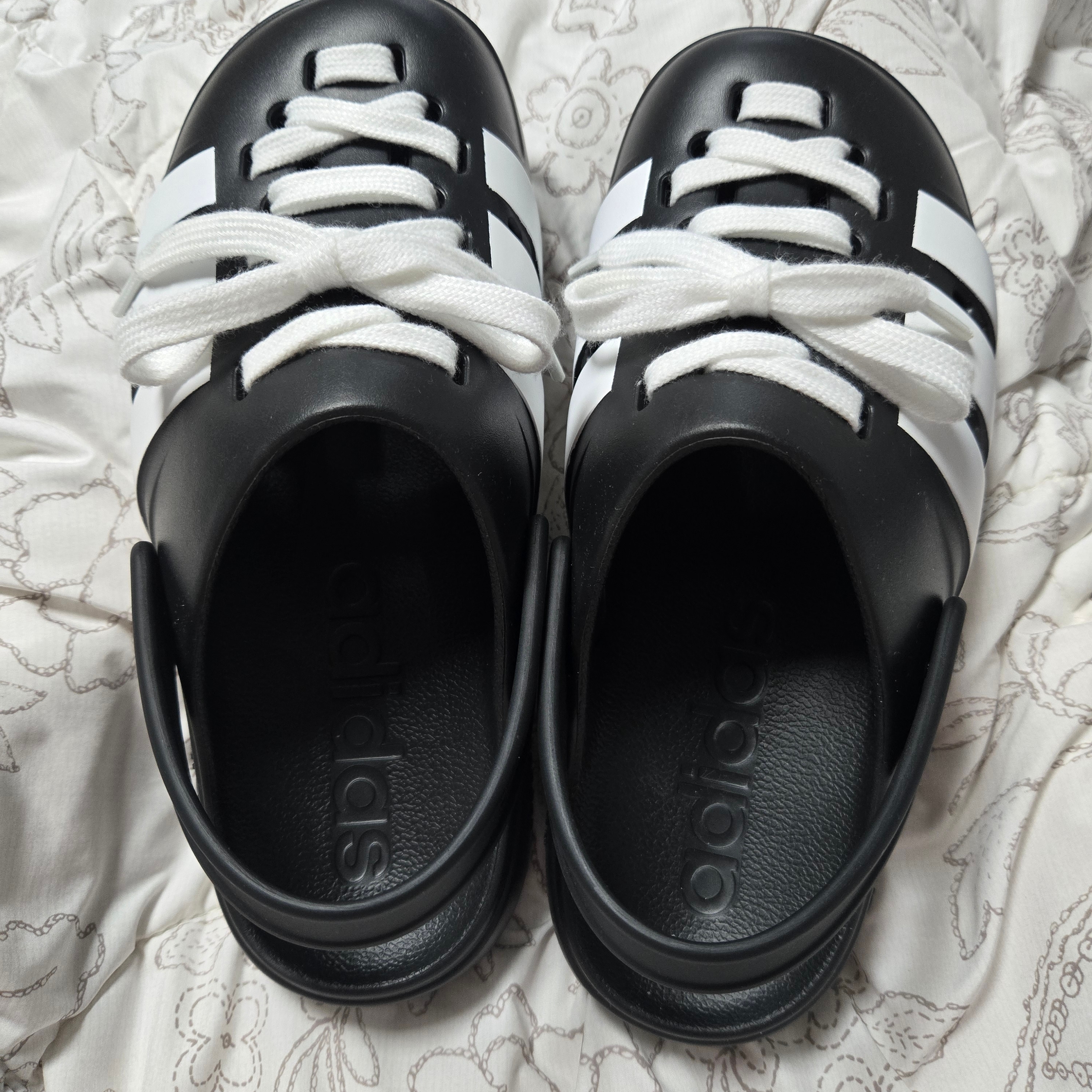 Adidas Adilette Clog 2.0 Core Black Cloude White 착용 스타일 - 3
