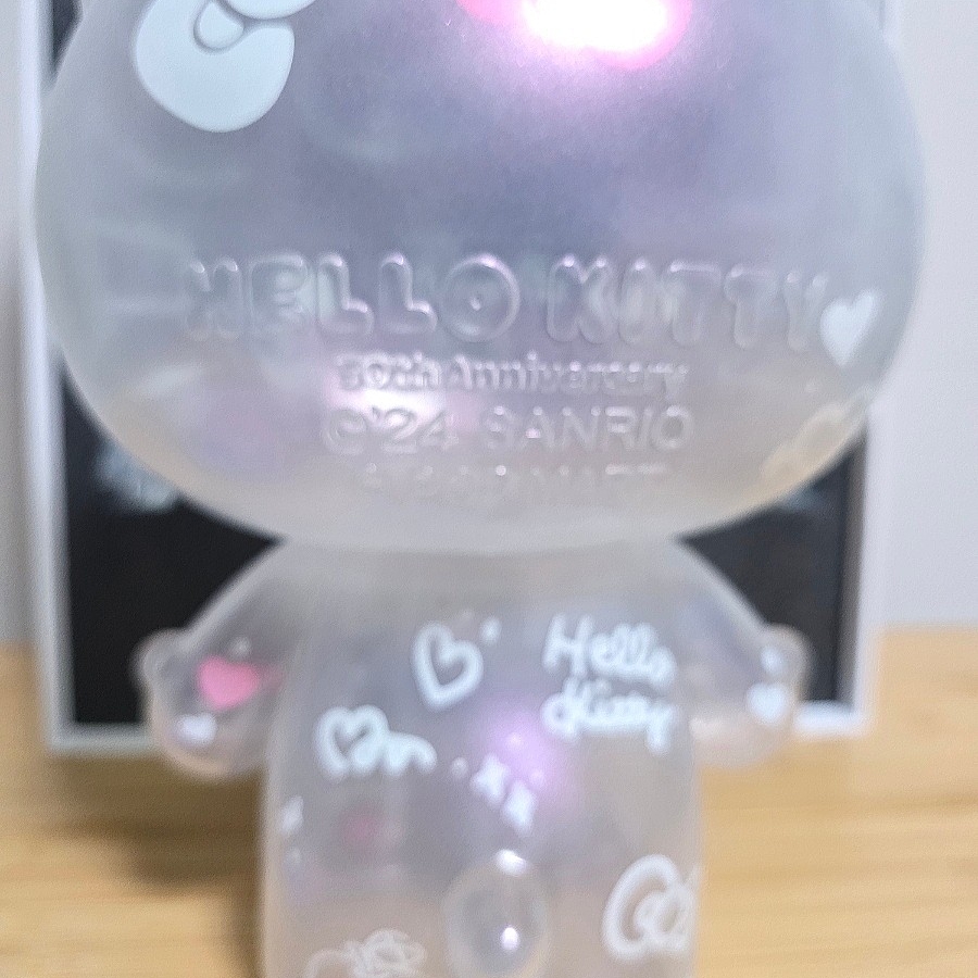 Pop Mart Hello Kitty 50th Anniversary Big Figure 착용 스타일 - 2