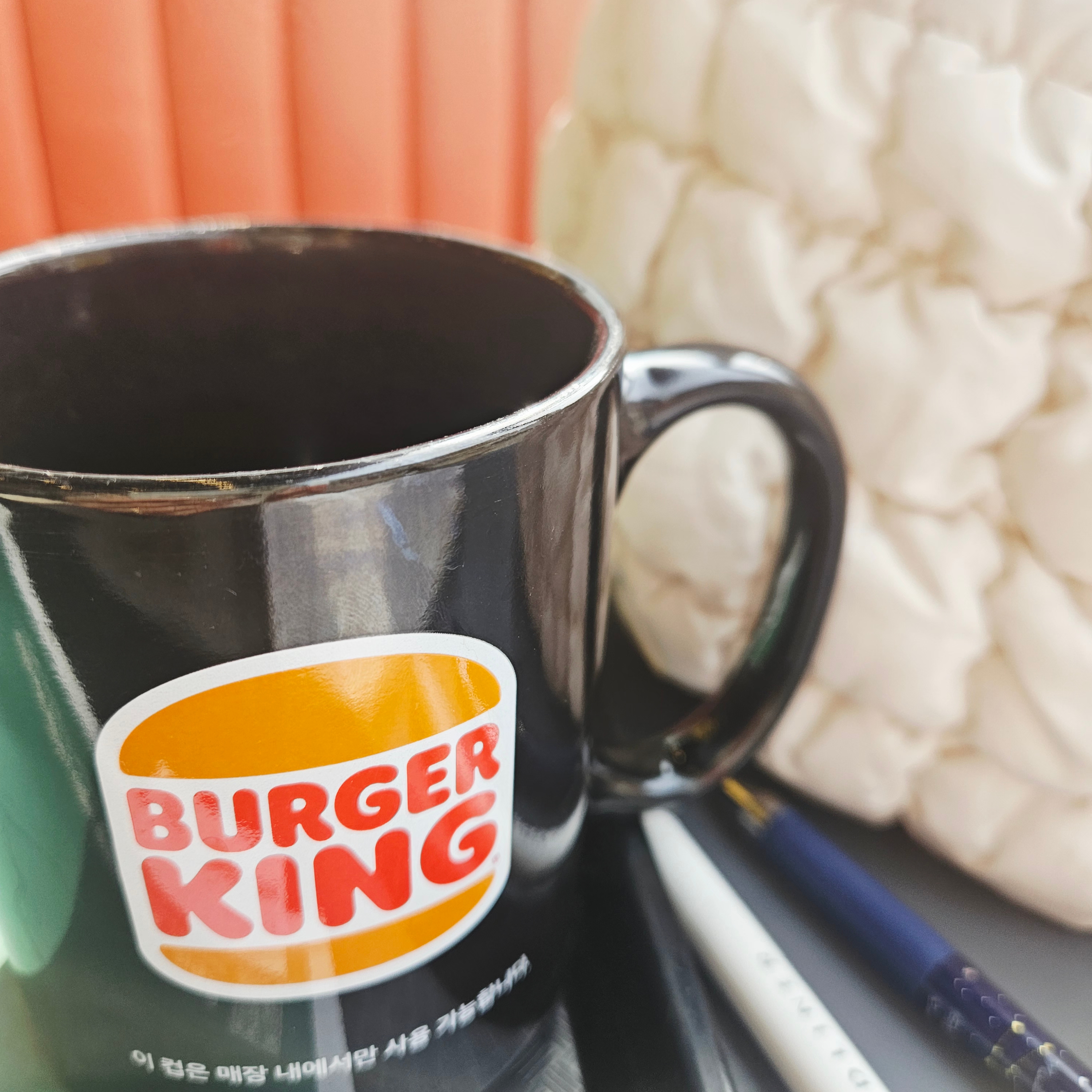 NewJeans x Murakami Metal Keyring Flower, COS Quilted Mini Bag Cream 착용 스타일 - 3