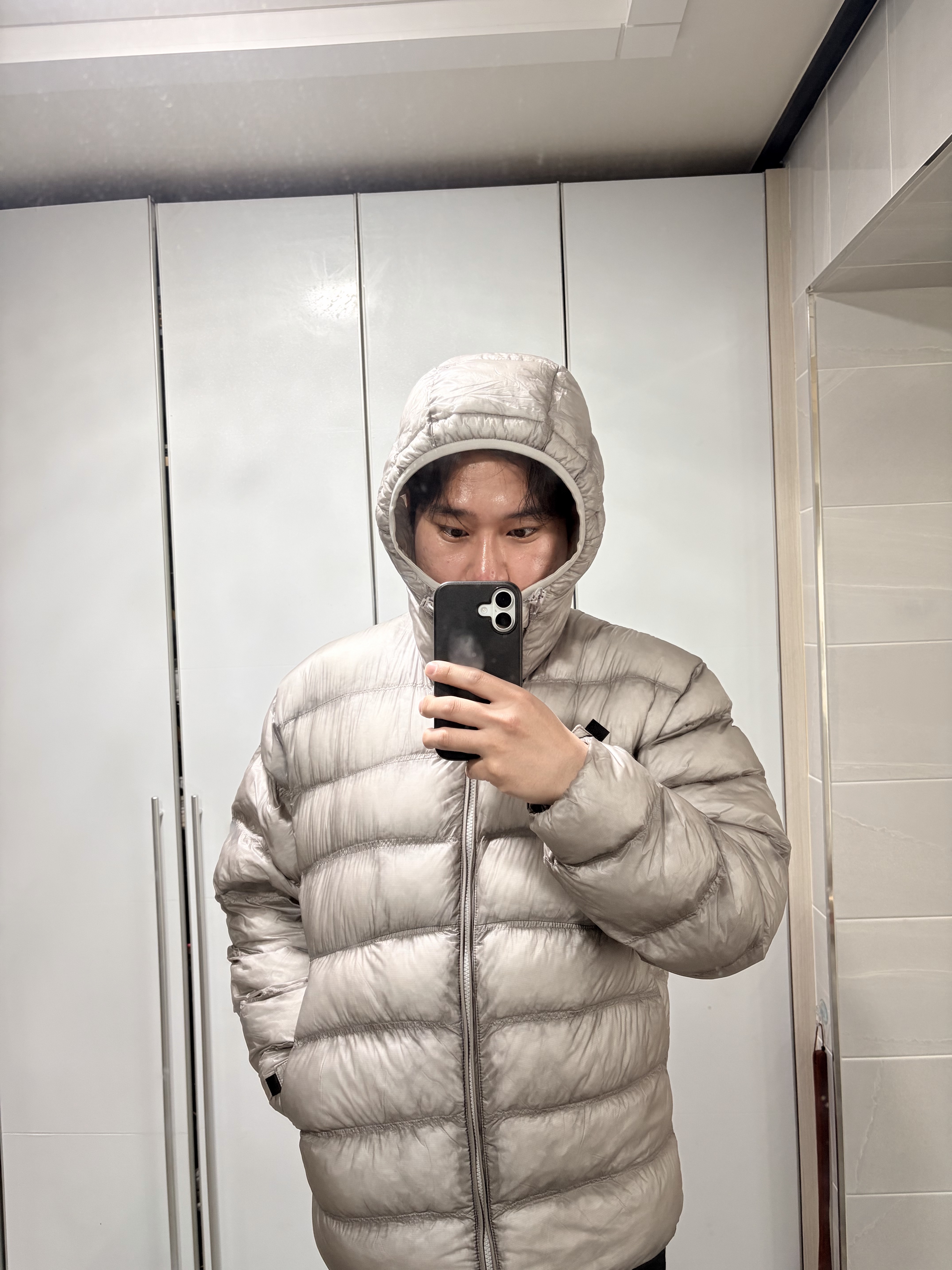 Salomon UNI Cross Insulation Jacket Light Grey, Apple iPhone 17 256GB White 착용 스타일 - 3