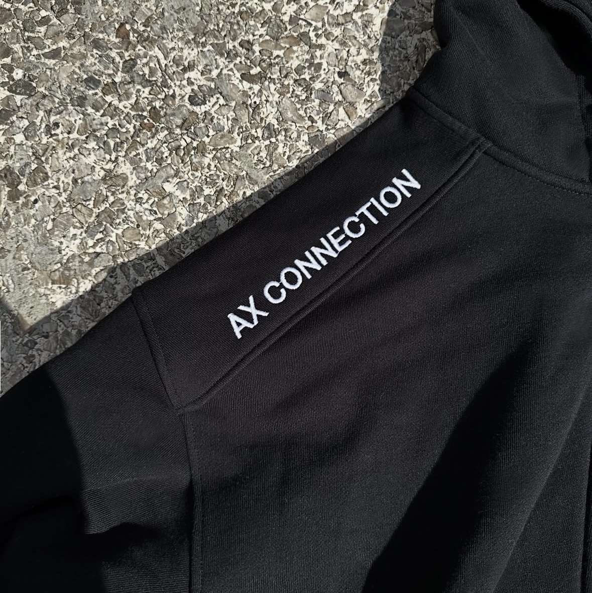 AX CONNECTION Logo Sweat Hoodie Zip-up 착용 스타일 - 2
