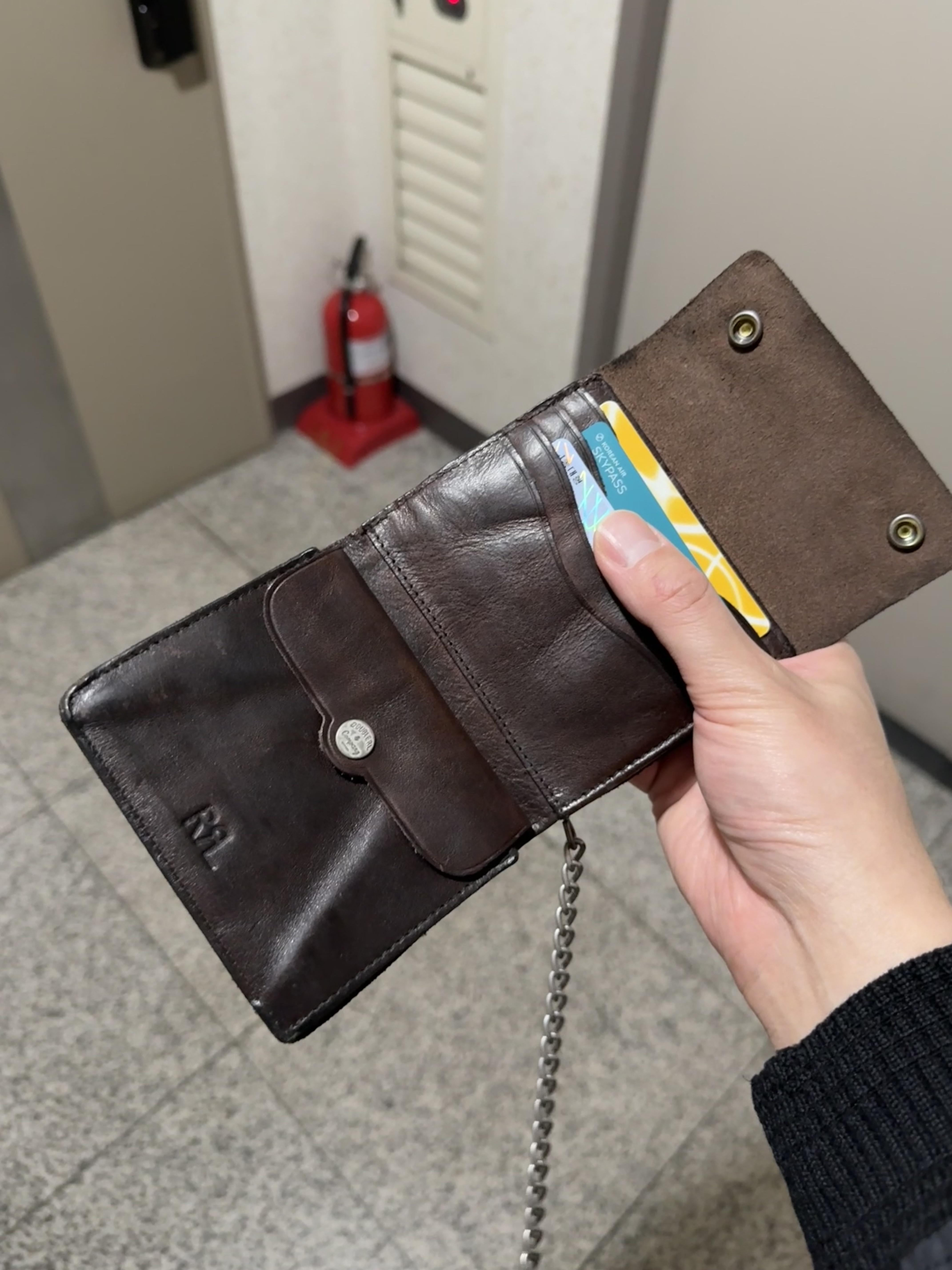 Double RL Concho Leather Chain Wallet Dark Brown 착용 스타일 - 2