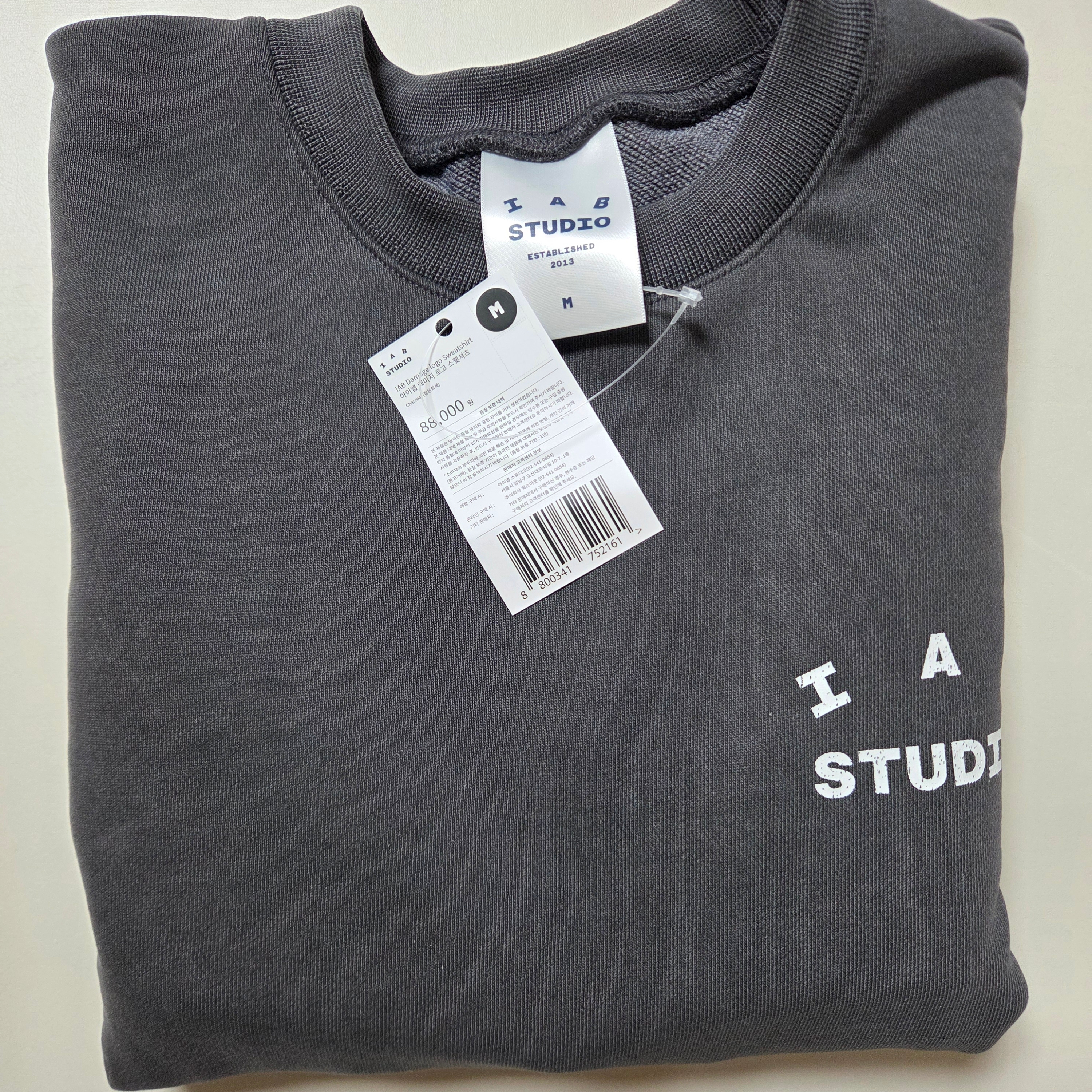 IAB Studio IAB Damaged Logo Sweatshirt Charcoal 착용 스타일 - 3