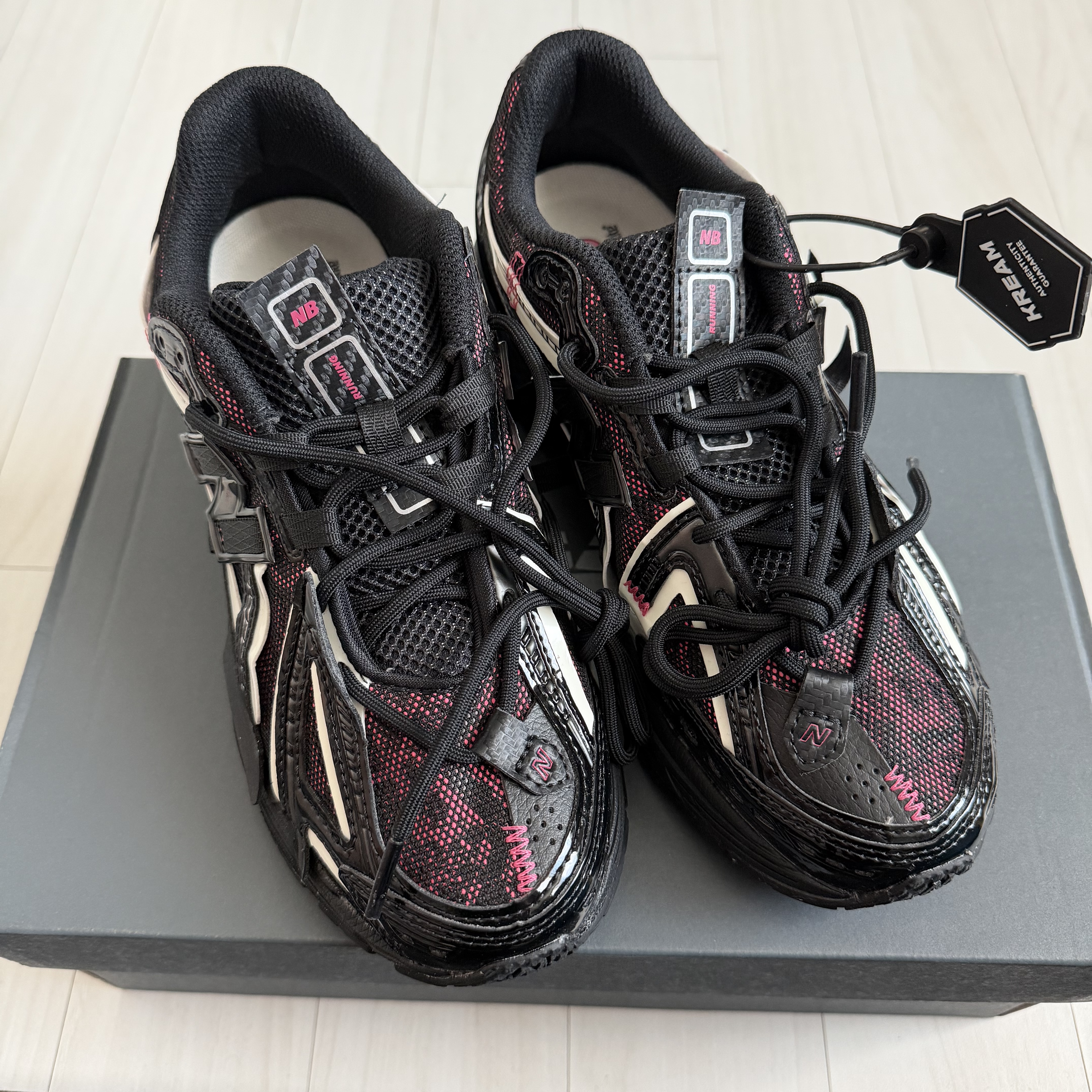New Balance 1906A Black Dragon Berry 착용 스타일 - 2