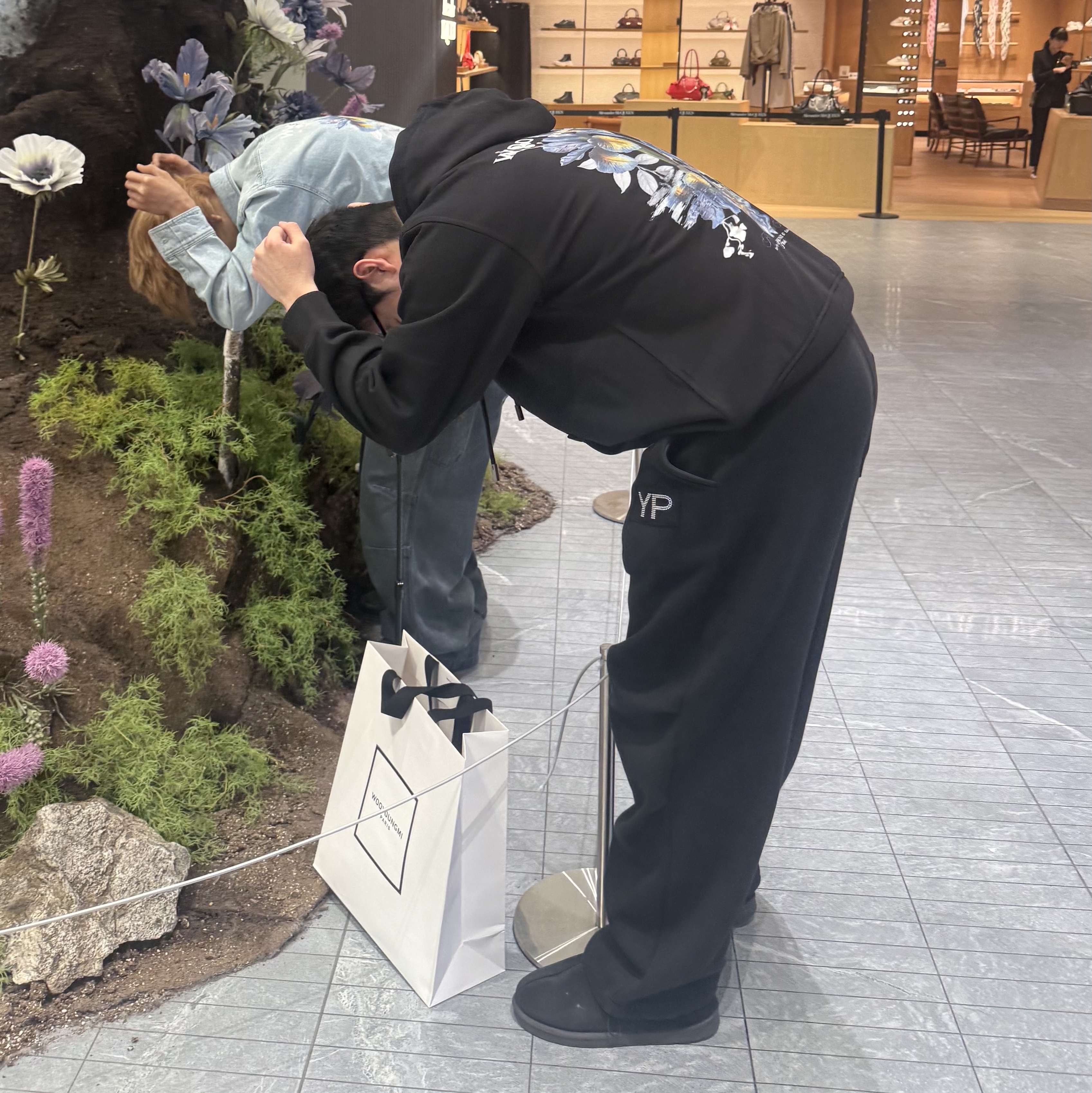 Wooyoungmi Flower Back Logo Hoodie Black - 26SS 착용 스타일