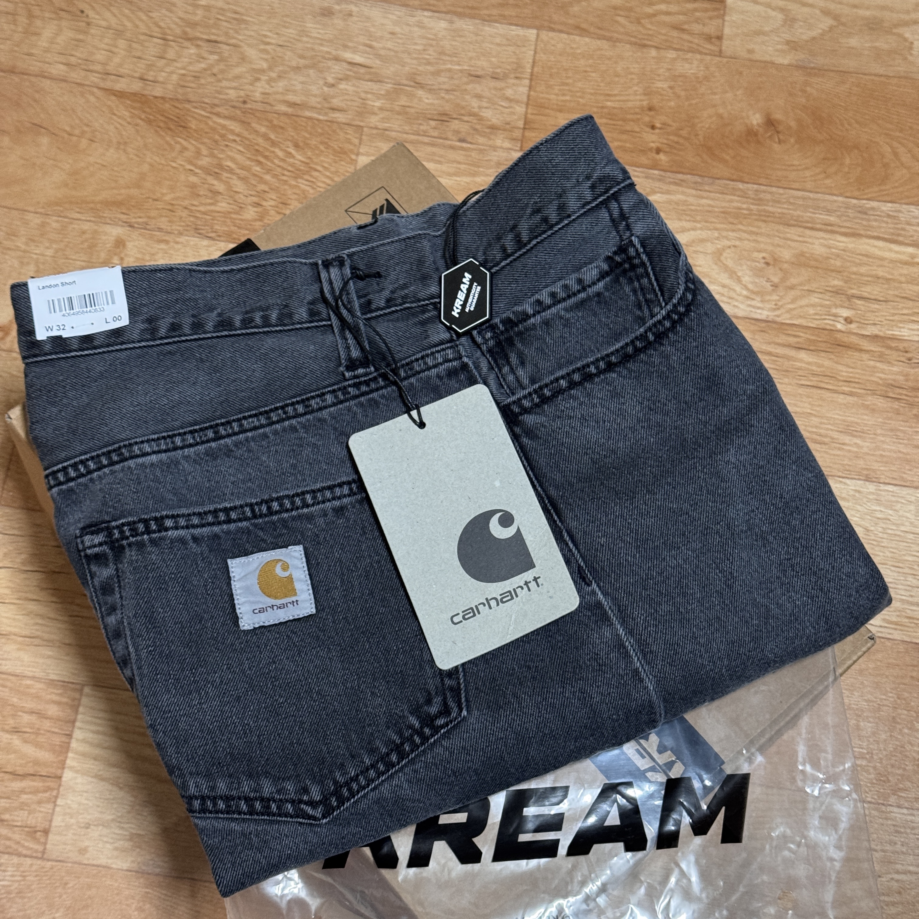 Carhartt WIP Landon Short Black Heavy Stone Wash 착용 스타일
