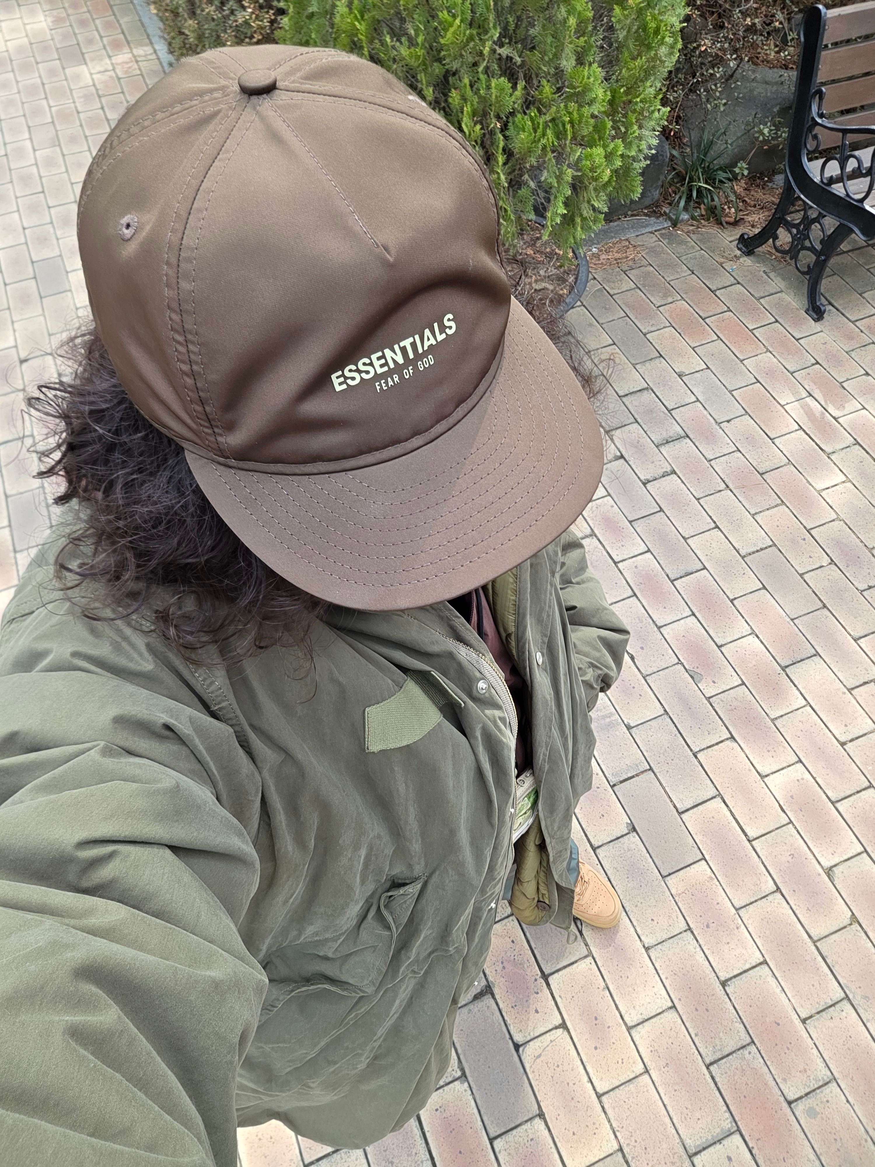 Essentials x New Era Retro Crown Strapback Brown, Human Made Military Card Case Beige 착용 스타일 - 1