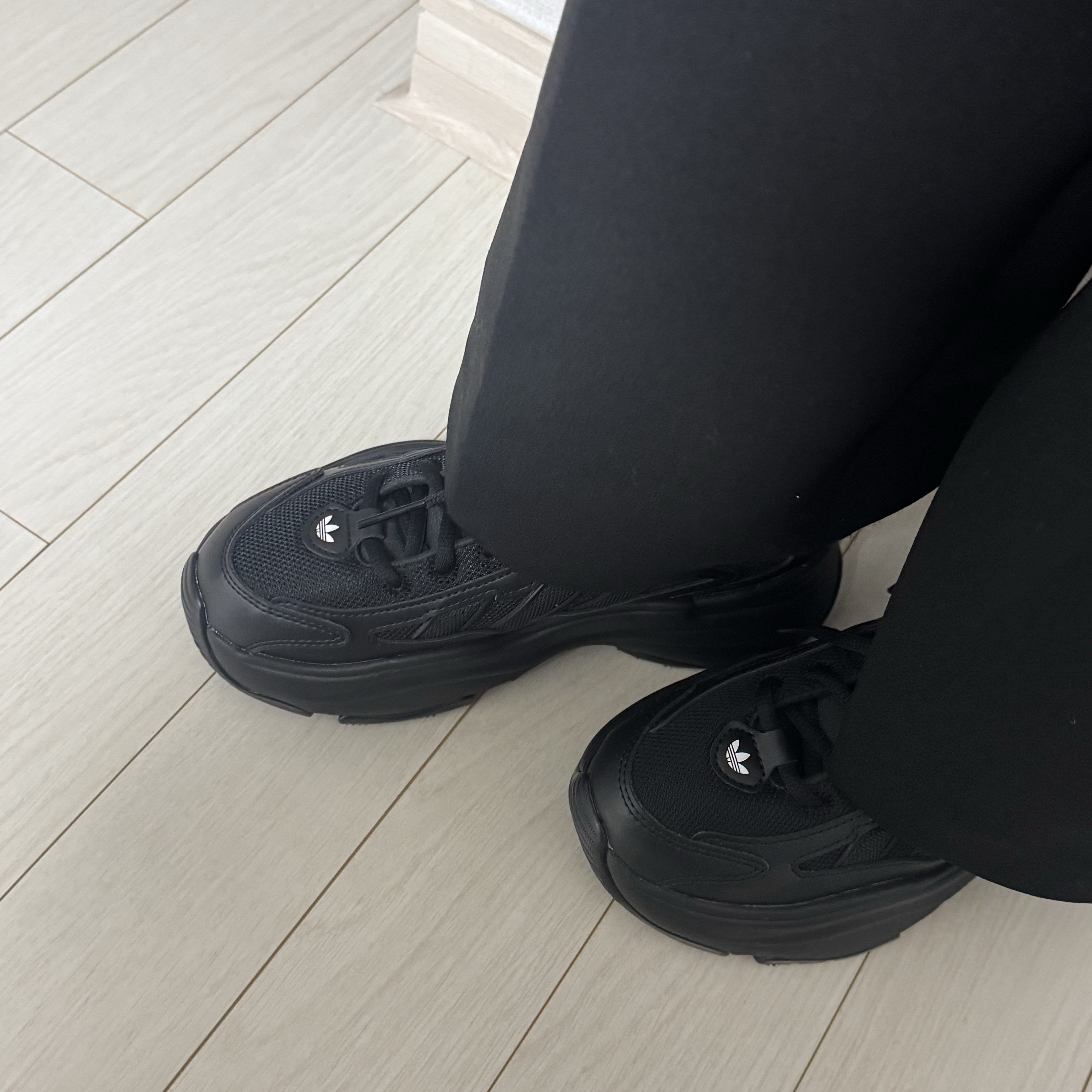 (W) Adidas Ozgaia Core Black 착용 스타일 - 2