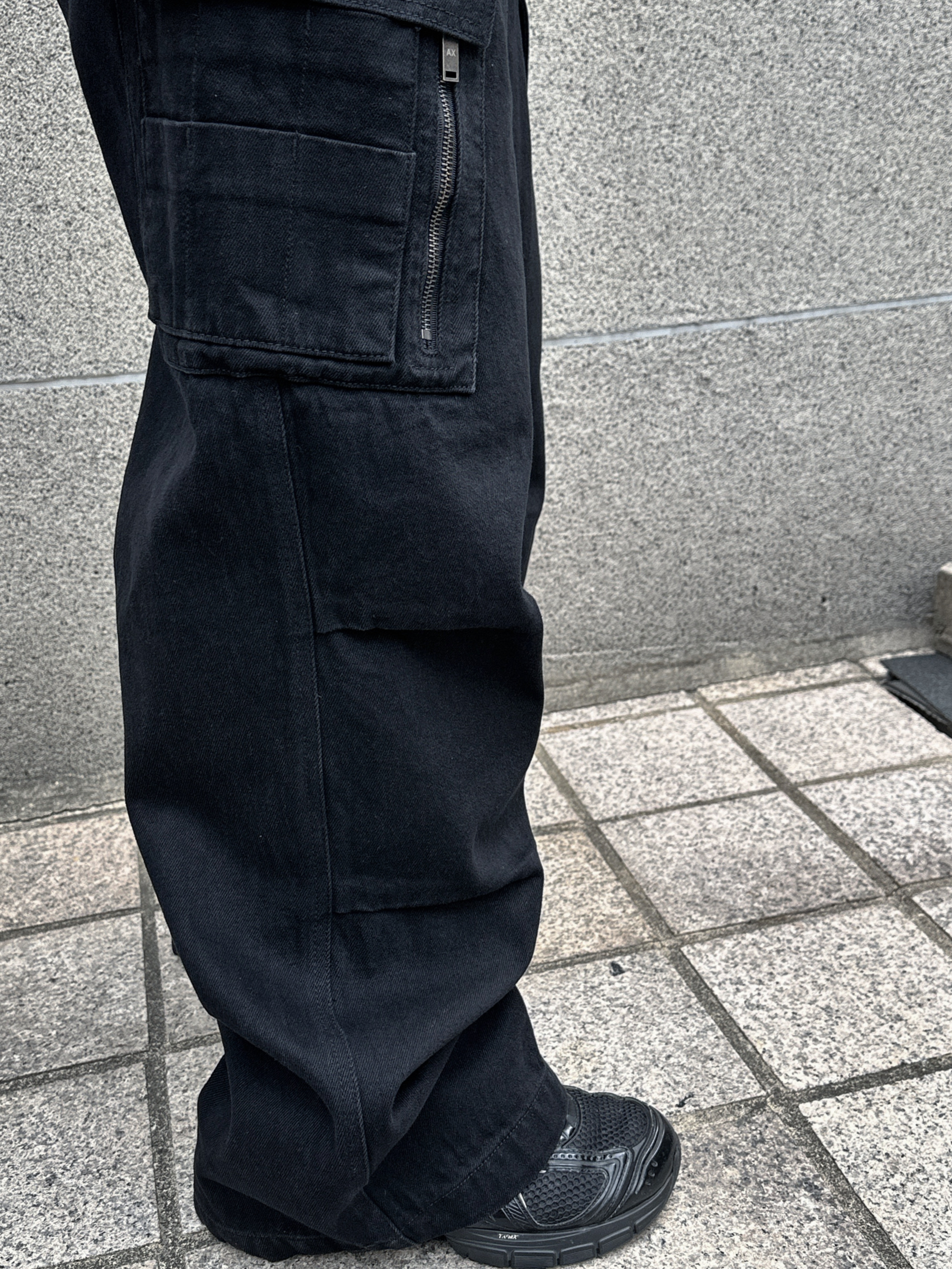 Givenchy TK-MX Runner Sneakers in Mesh Black, AX CONNECTION Tactical Cargo Washed Wide Denim Pants 착용 스타일 - 2