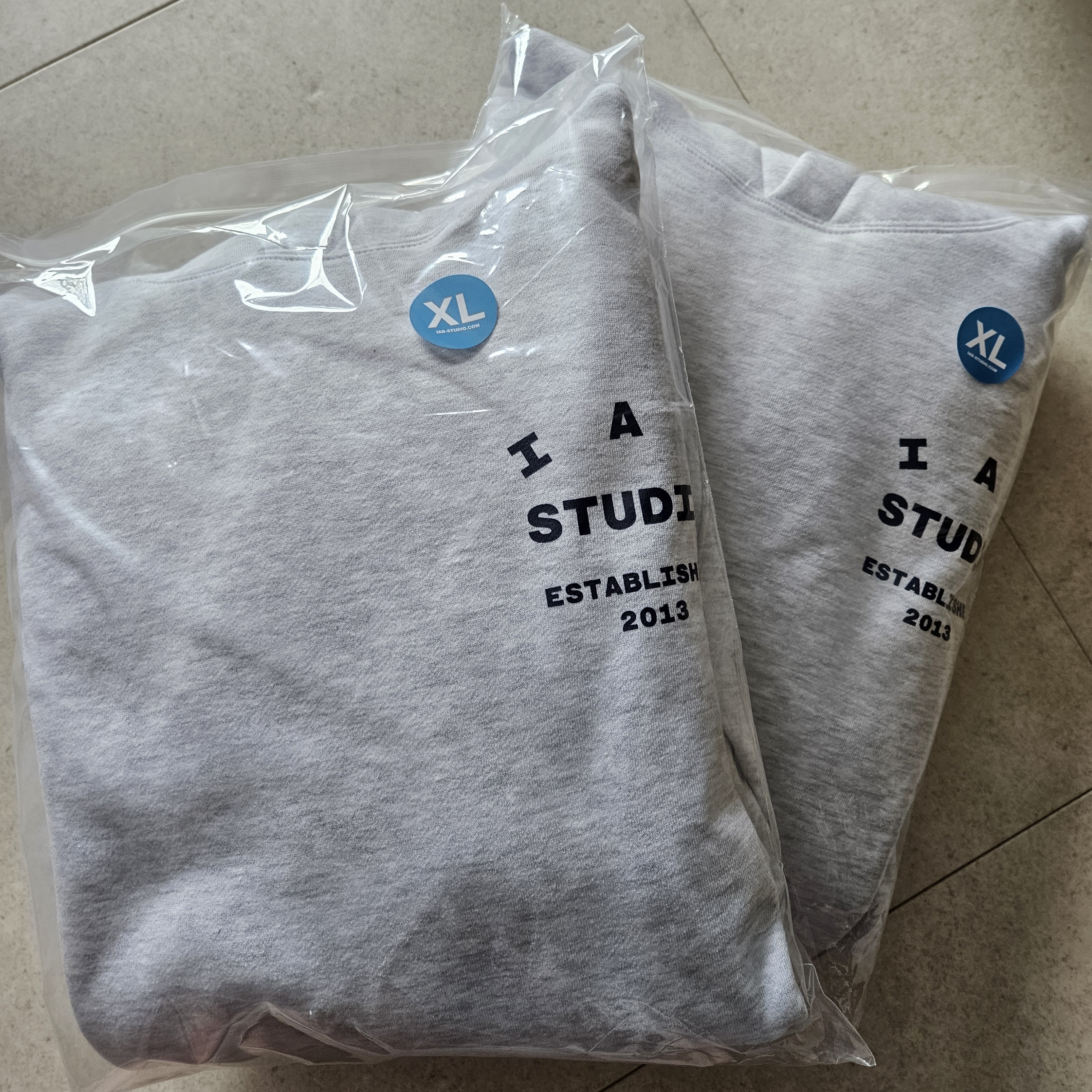 IAB Studio 25 Hoodie Light Gray Navy 착용 스타일 - 1