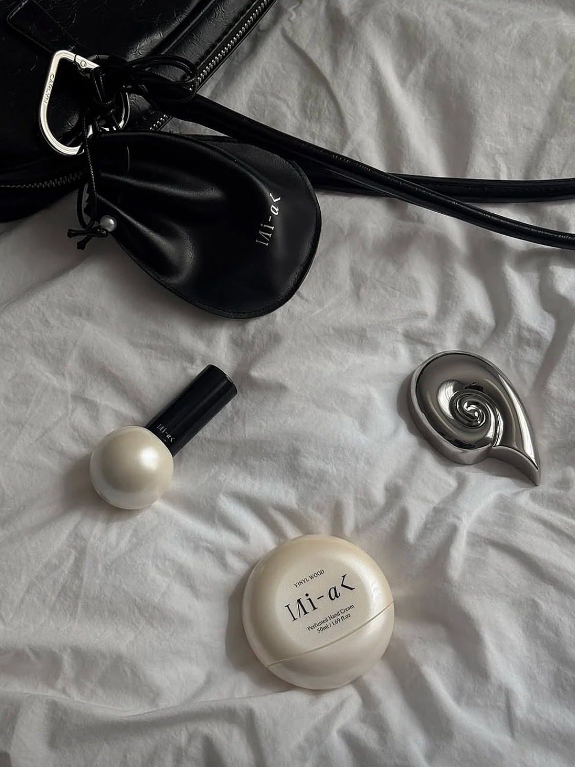 MIHAK VINYL WOOD Perfumed Hand Cream 50ml, MIHAK VINYL WOOD Perfume Stick 3.6g 착용 스타일 - 2