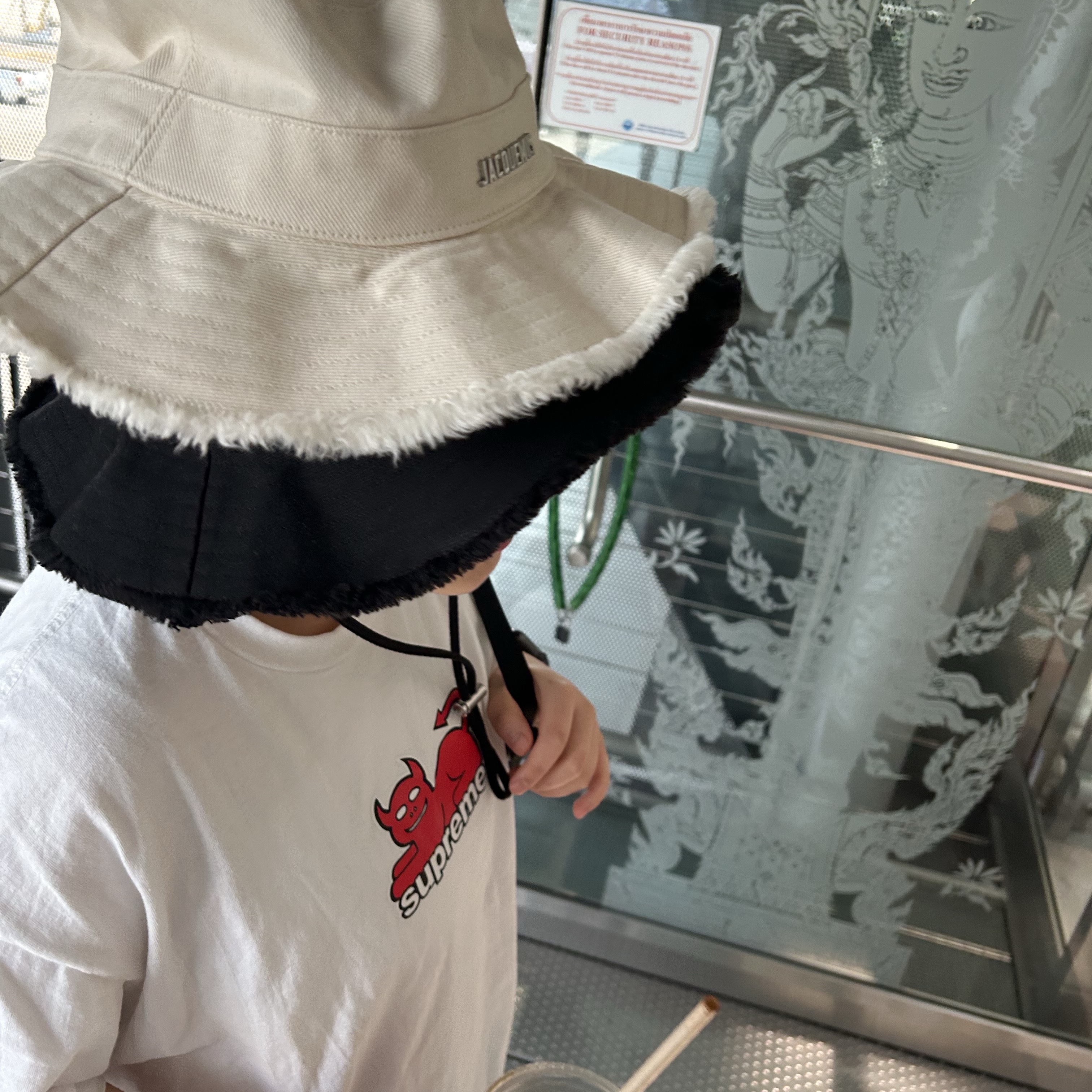 Supreme x Toy Machine Devil Cat T-Shirt White - 24SS, Jacquemus Le Bob Artichaut Bucket Hat Black 착용 스타일