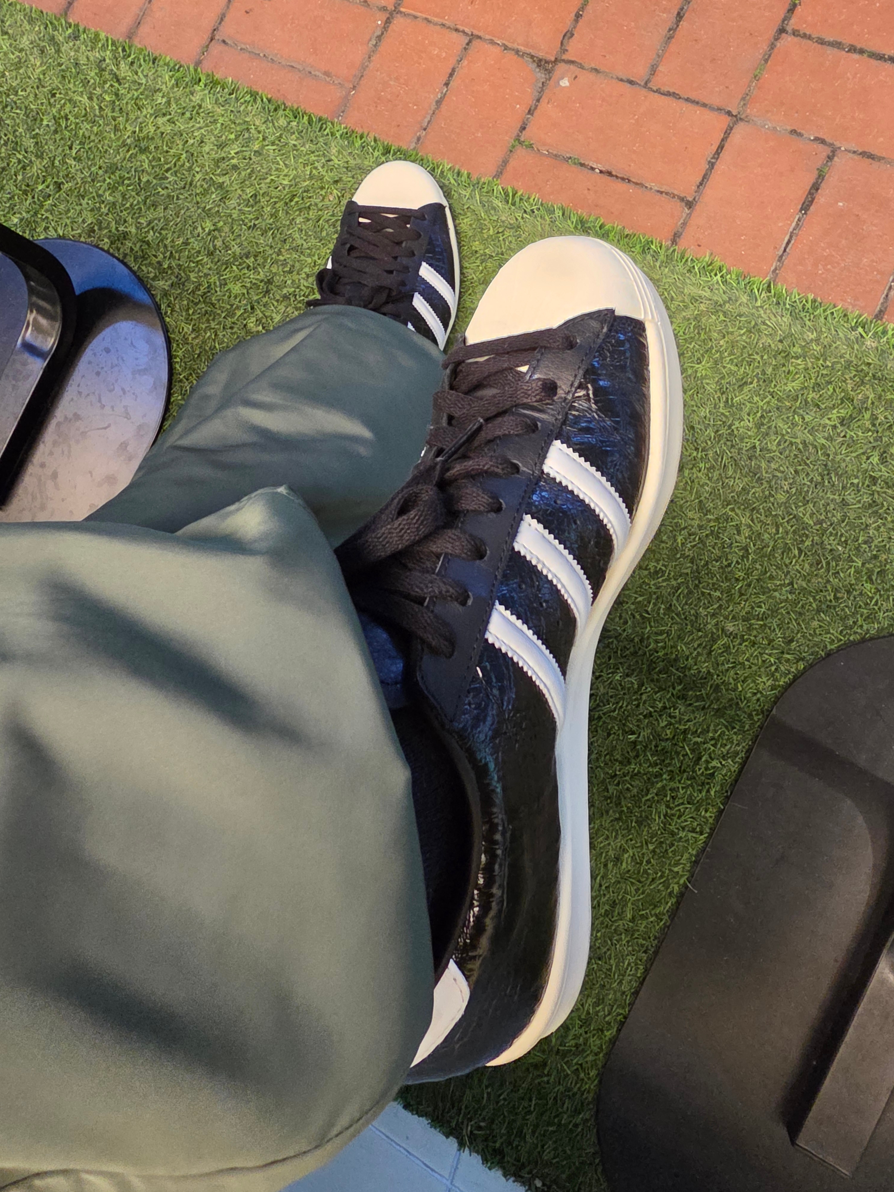 (W) Adidas Superstar Vintage Core Black Cloud White, Adidas BB Track Top Gender Neutral Shadow Red - KR Sizing 착용 스타일 - 2