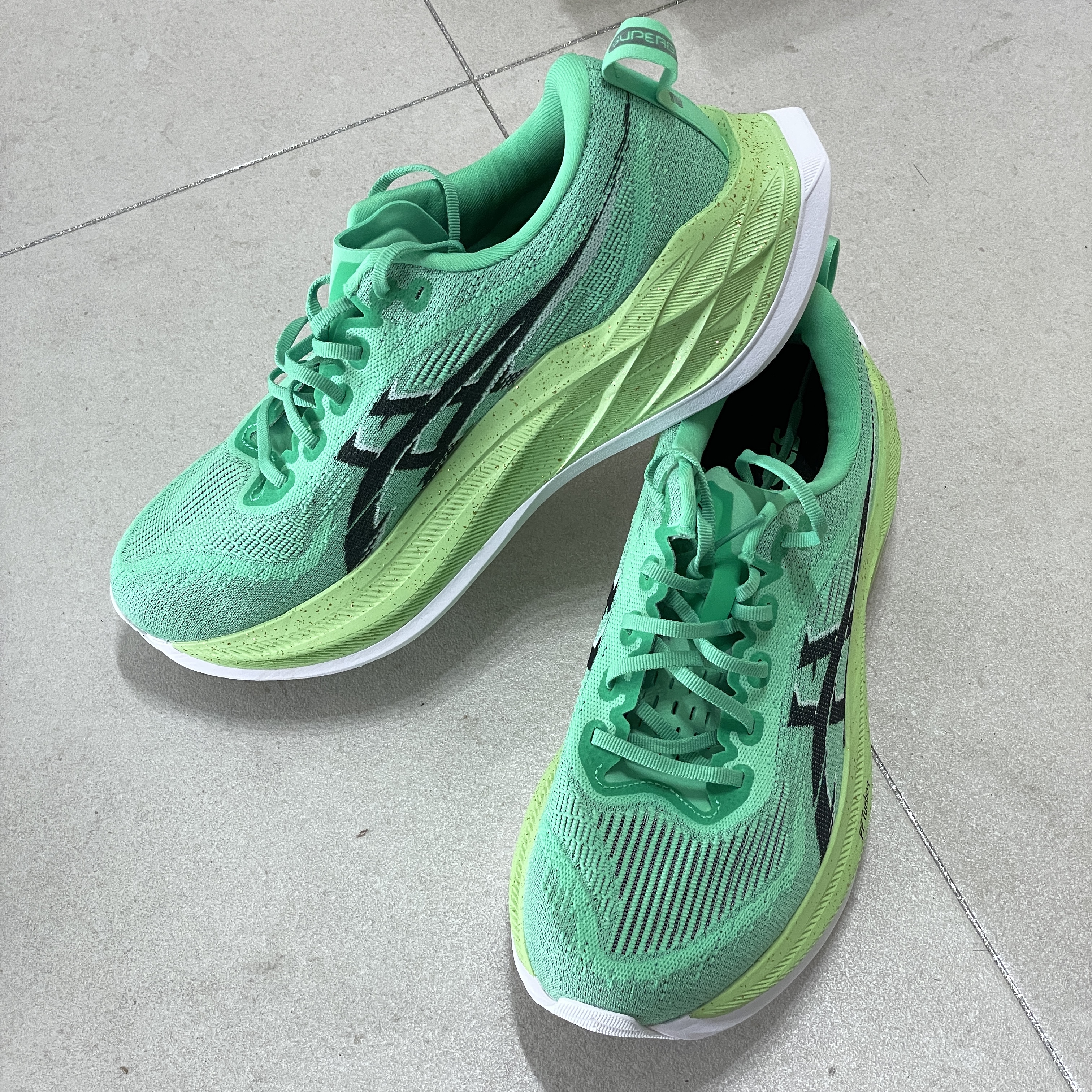 Asics Superblast 2 Ekiden Vital Green Black 착용 스타일