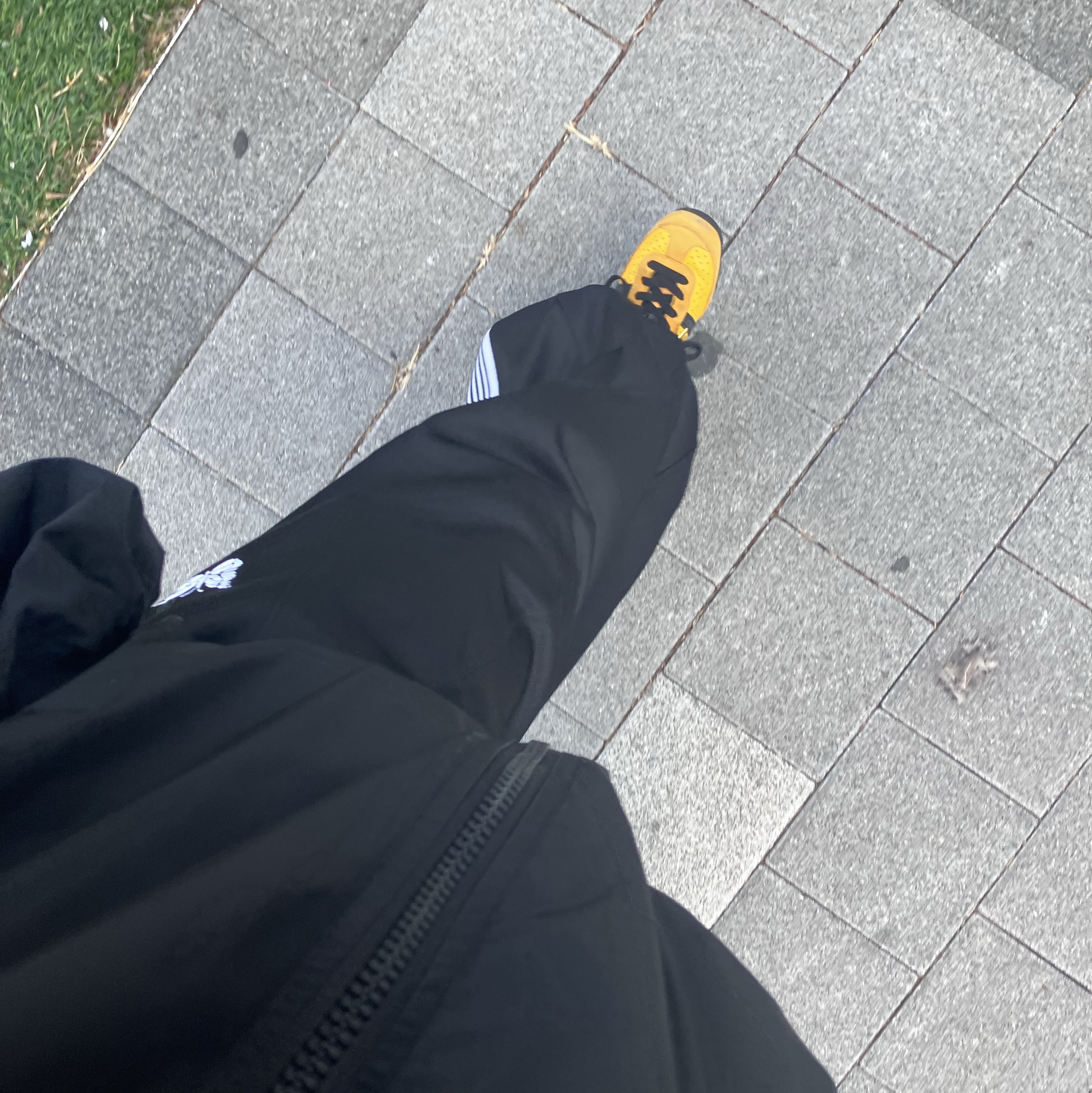 (W) Adidas Originals Japan Crew Yellow Core Black, Needles H.D. Track Pants Poly Smooth Black White 착용 스타일 - 2