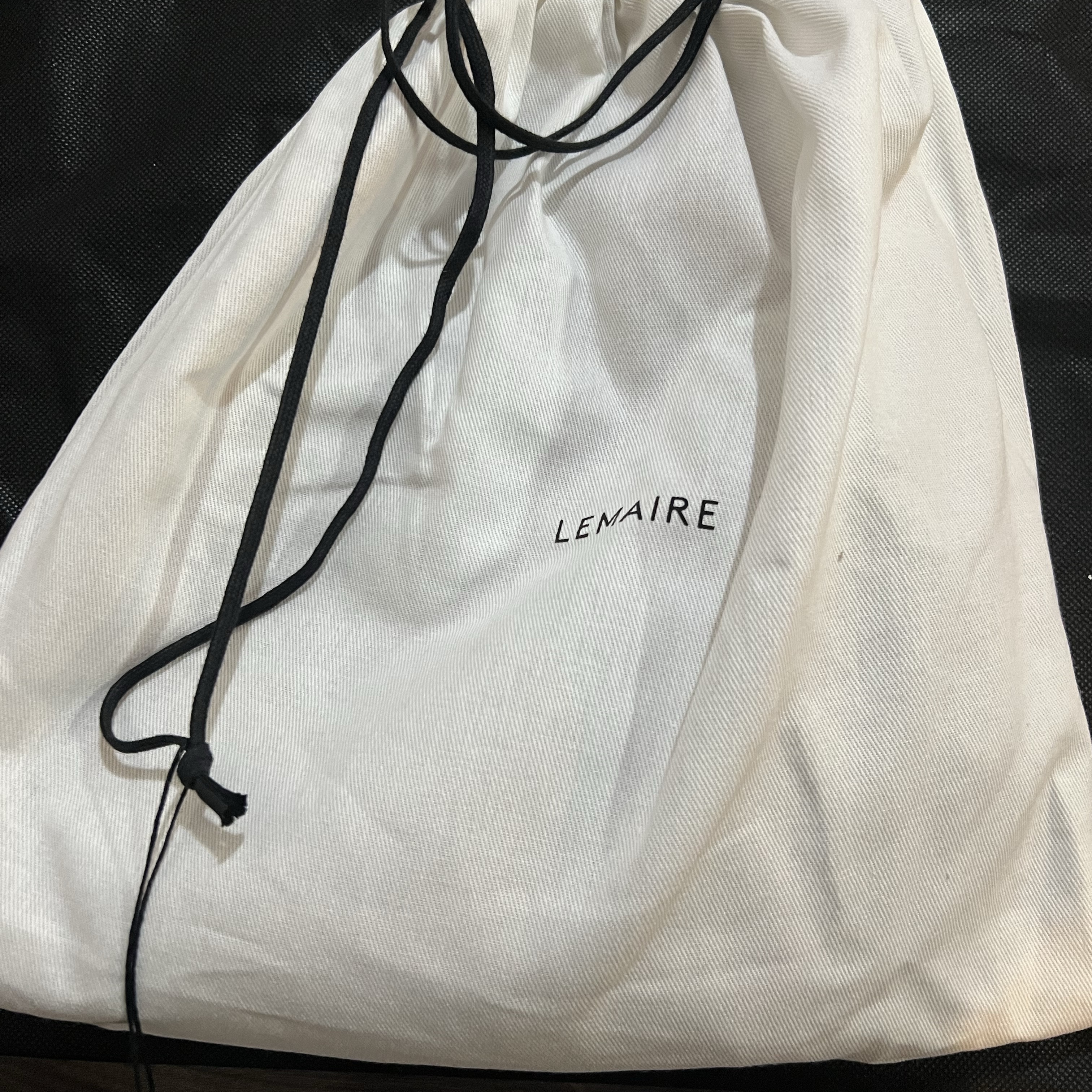 Lemaire Small Croissant Bag Soft Nappa Leather Black 착용 스타일 - 1
