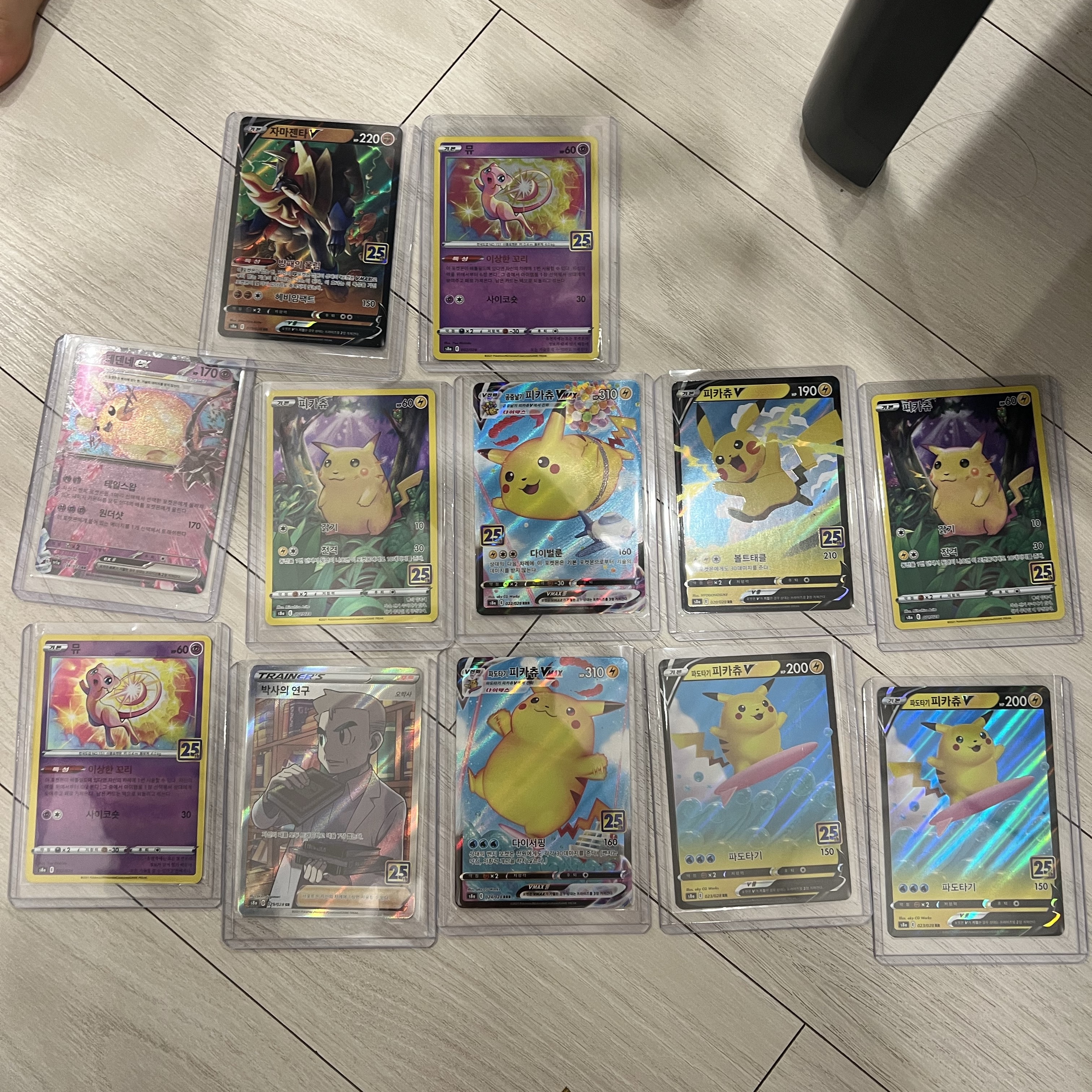 Pokemon TCG Sword & Shield Expansion Pack 25th Anniversary Collection Box (Pack of 16/Korean Ver.) 착용 스타일