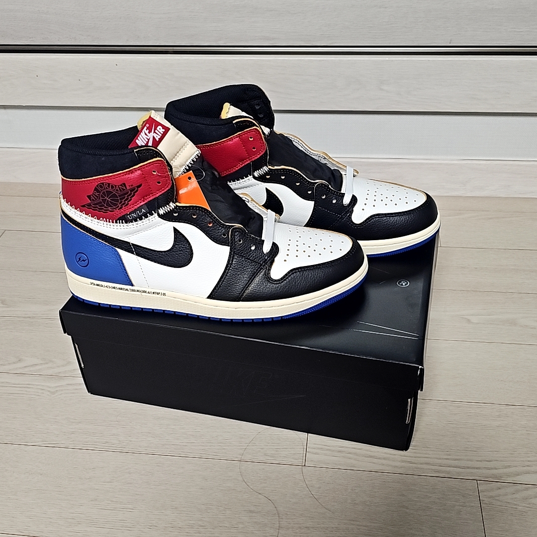 Jordan 1 x Fragment x Union LA Black and Varsity Red 착용 스타일 - 2