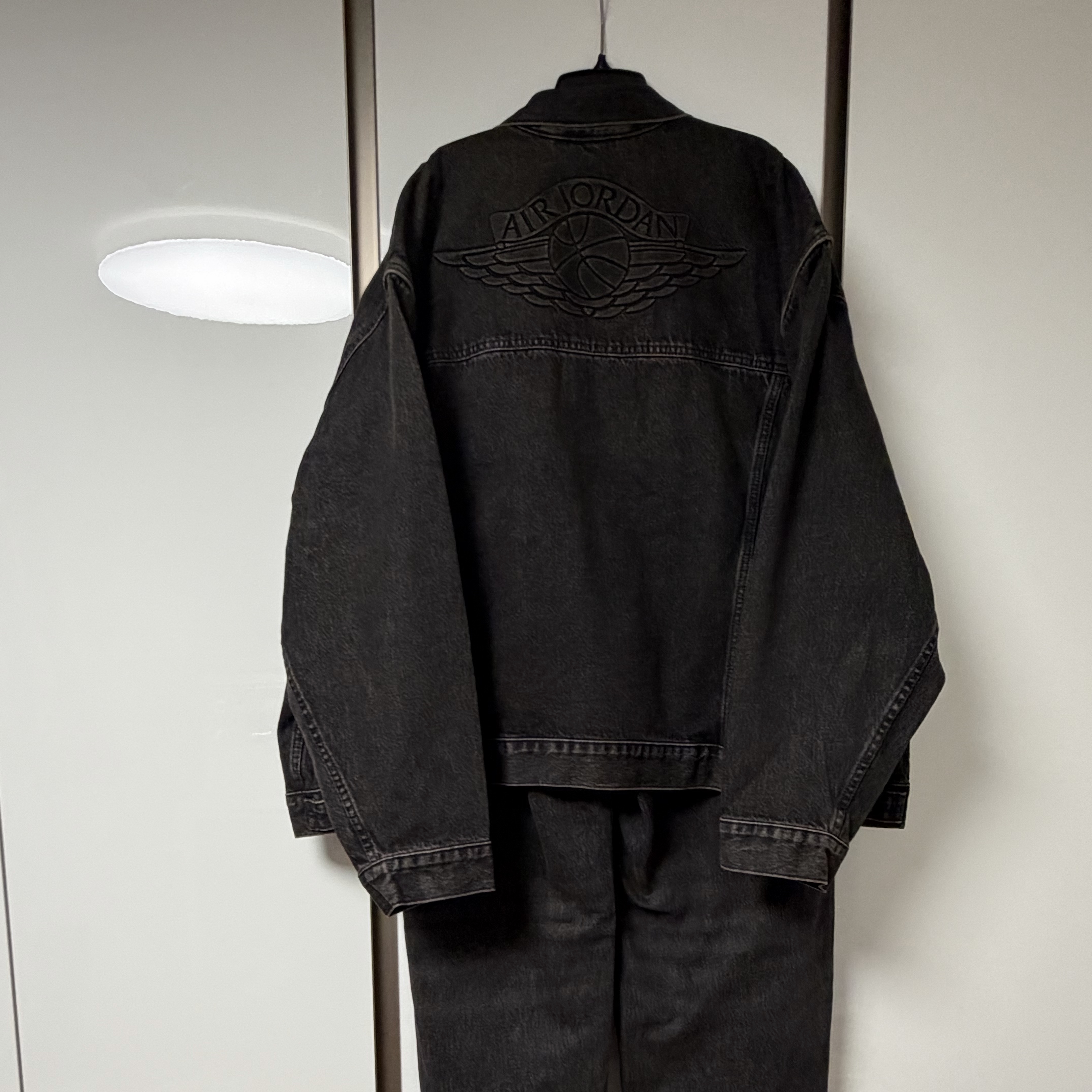 Levi's x Jordan Type III Trucker Black 착용 스타일 - 2