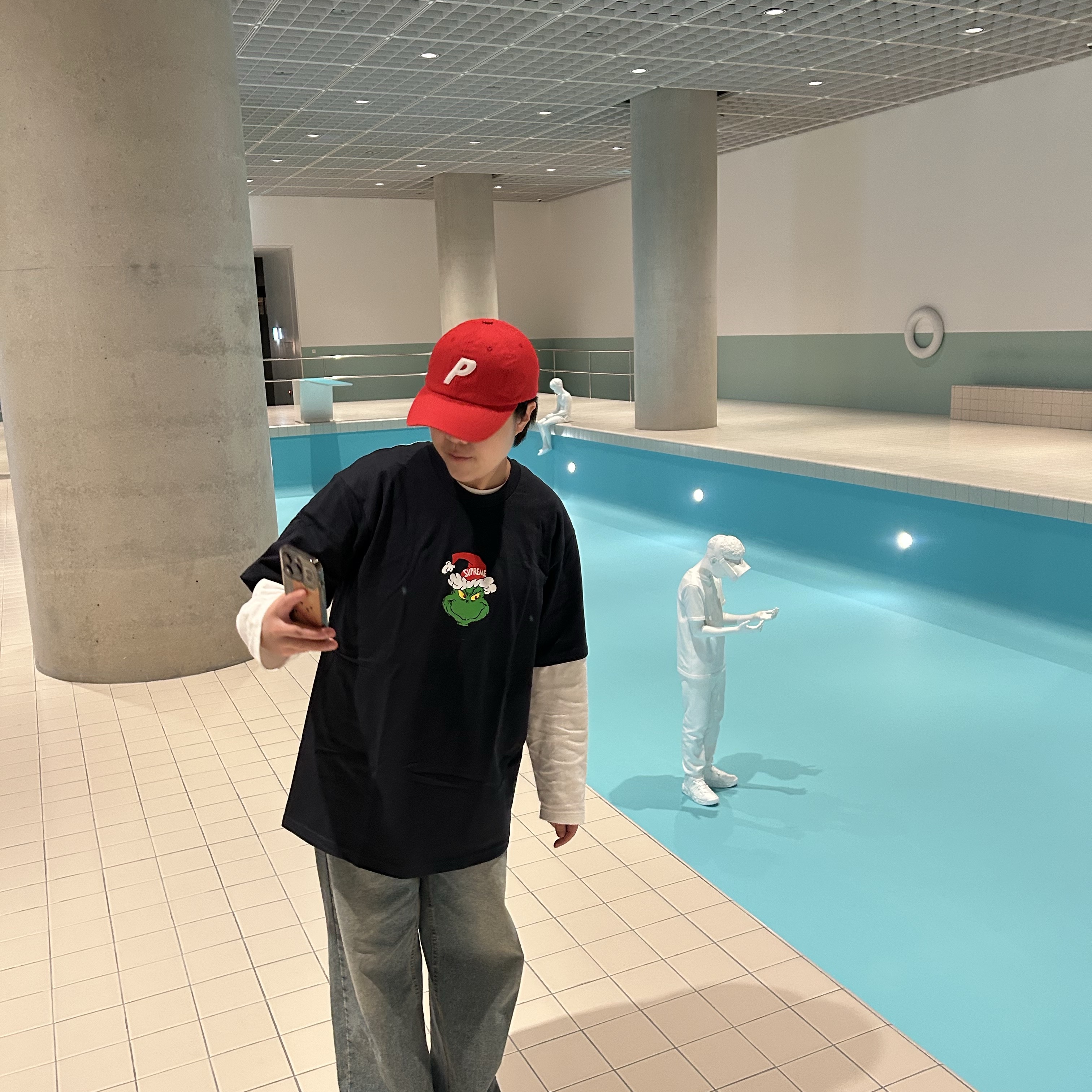 Supreme Grinch T-Shirt Navy - 24FW, Palace P 6-Panel Cap Truest Red - 23FW 착용 스타일