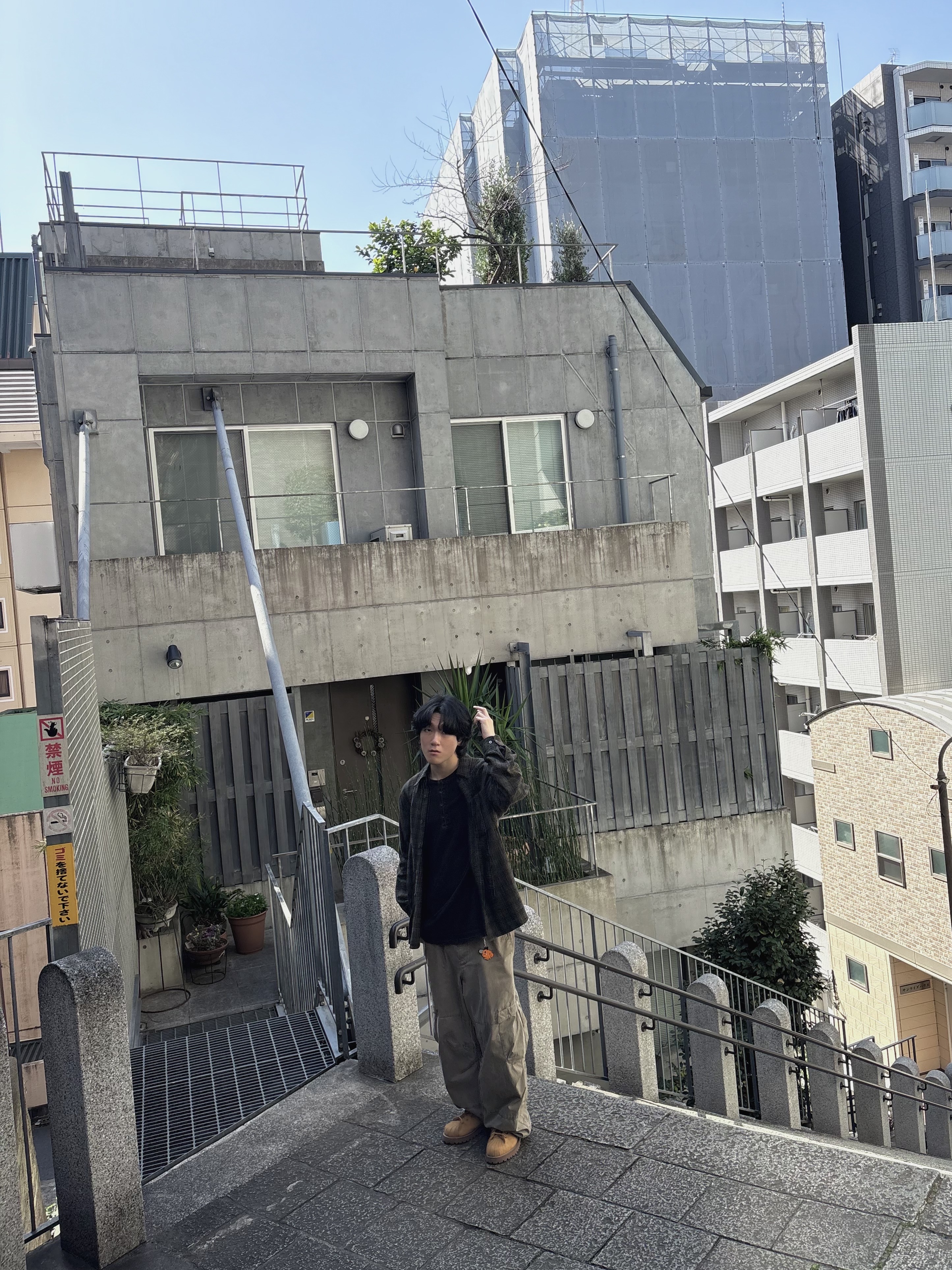 Hatchingroom Double Henley Neck T-Shirt Bleached Black, Hatchingroom Board Pants V2 Dark Beige 착용 스타일 - 7