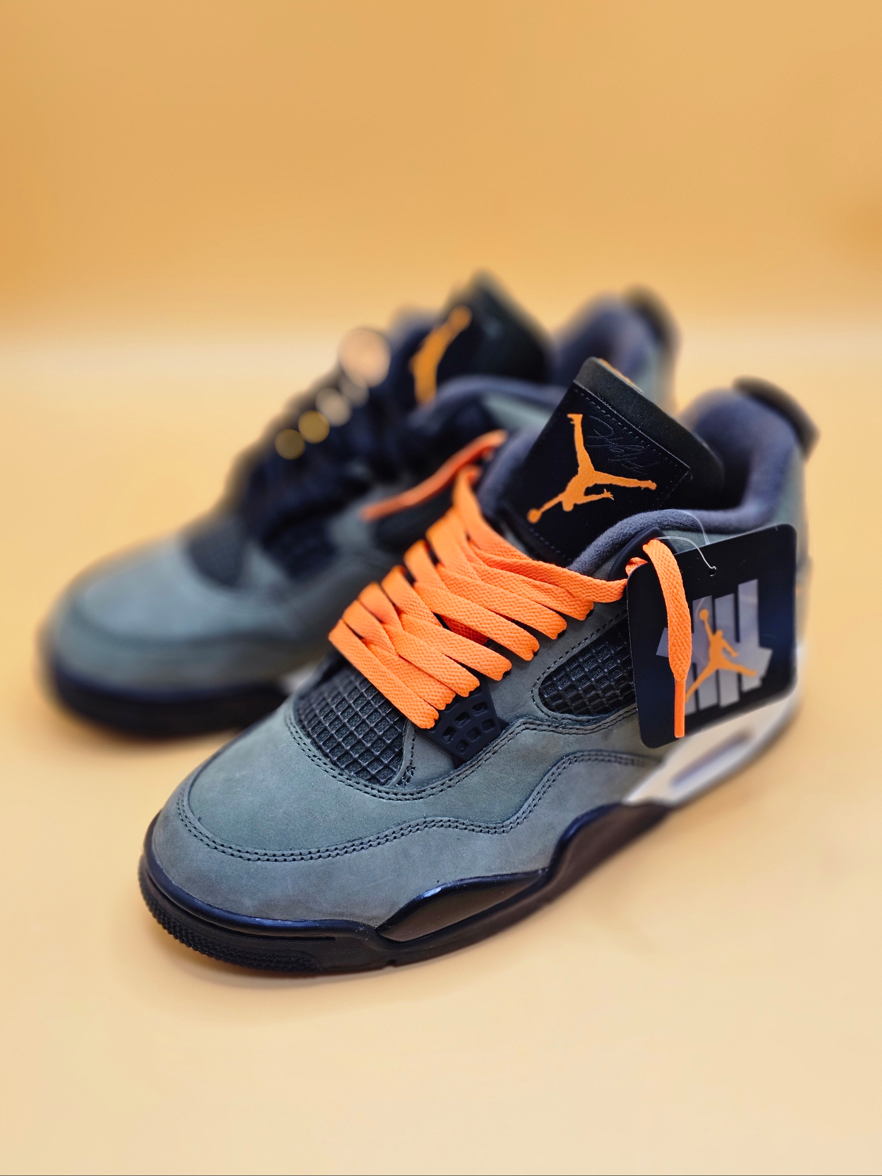 Jordan 4 x Undefeated Retro OG SP Deep Green and Clementine 착용 스타일 - 2
