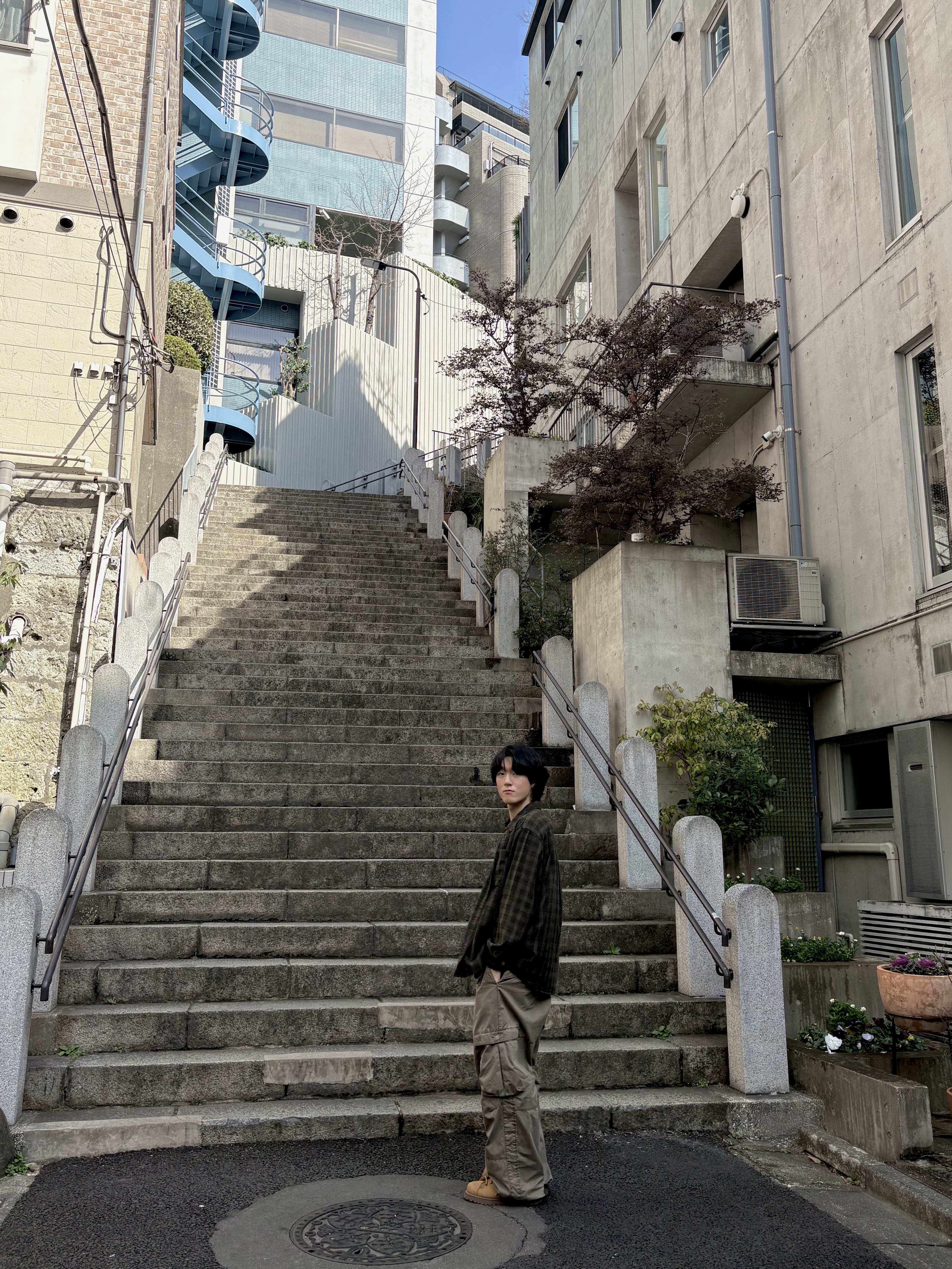 Hatchingroom Double Henley Neck T-Shirt Bleached Black, Hatchingroom Board Pants V2 Dark Beige 착용 스타일 - 6