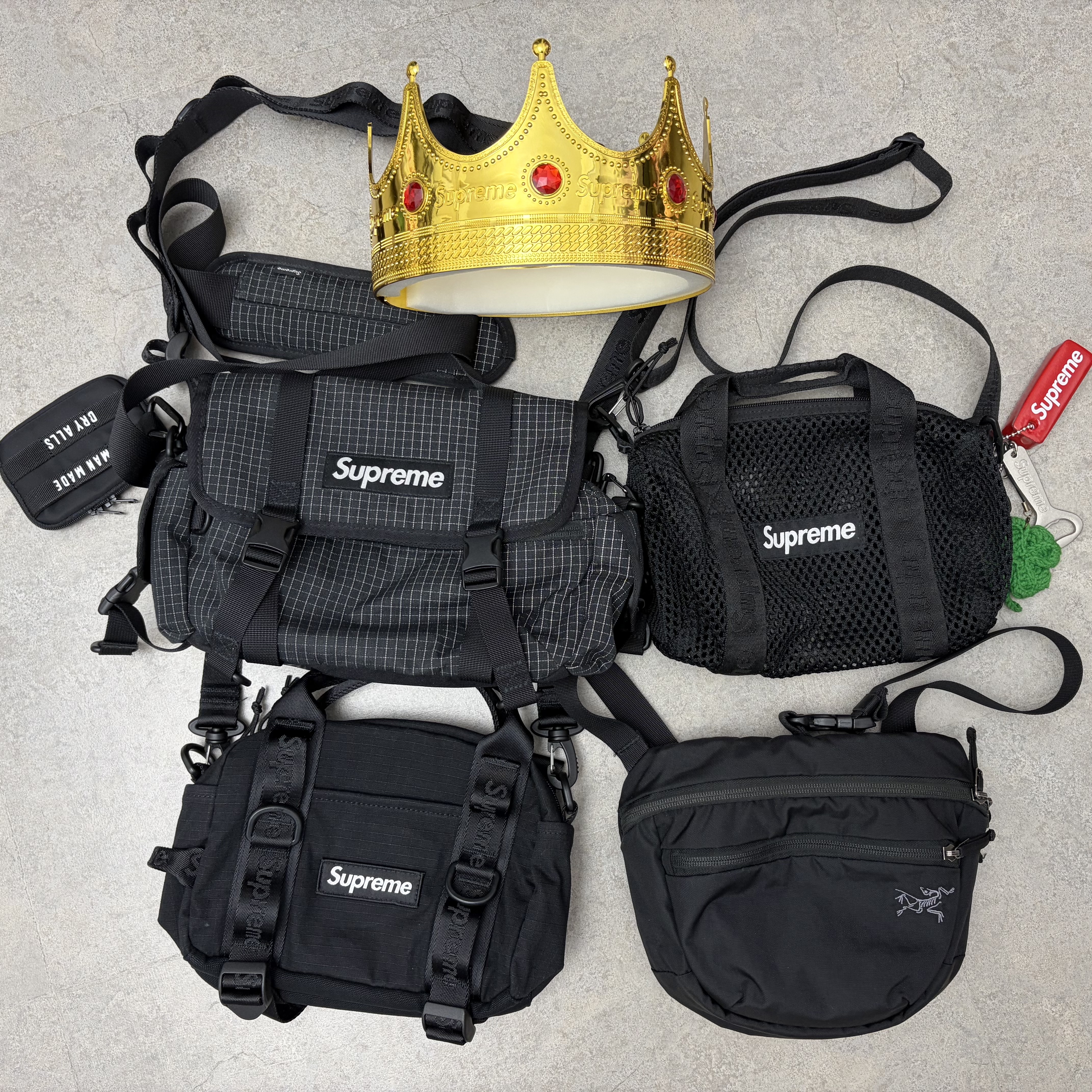 Supreme Mini Duffle Bag Black - 26SS, Supreme Mesh Mini Duffle Bag Black - 25SS 착용 스타일 - 1